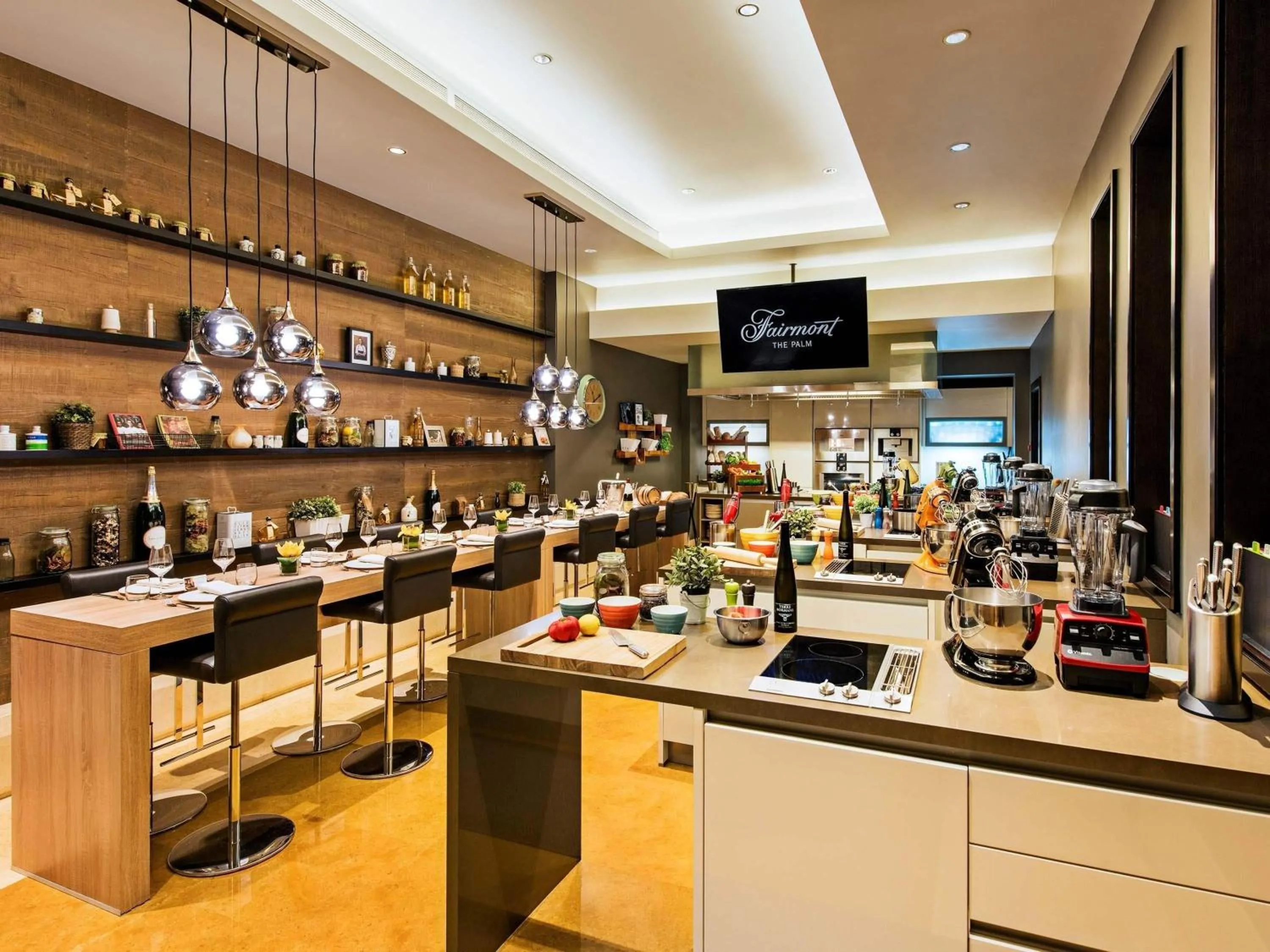 Restaurant/places to eat in Fairmont The Palm