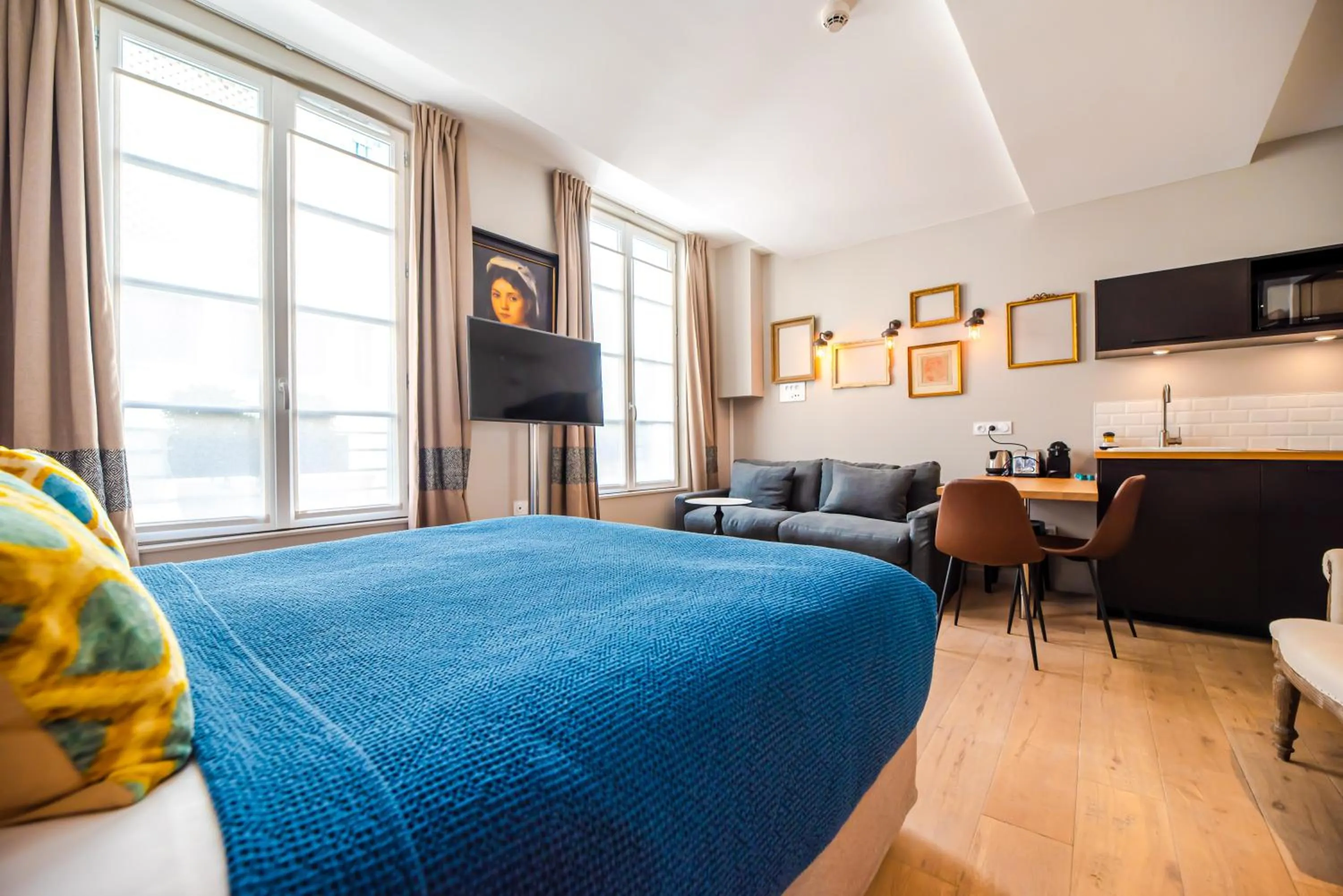 Photo of the whole room, Bed in Residence Les Boulevards