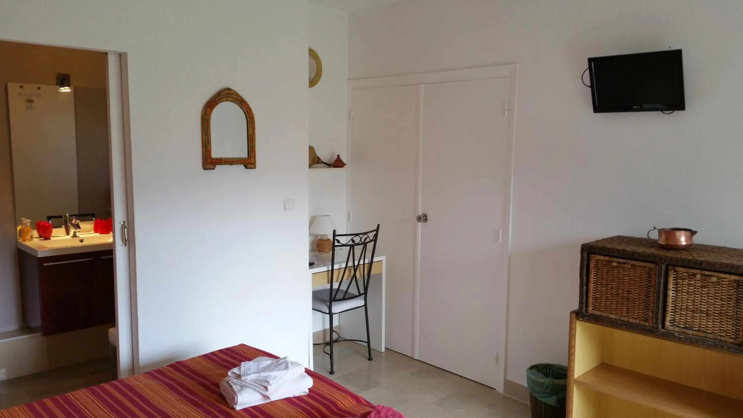 Bathroom, Bed in Chambres d'hôtes et gîtes Al Pati