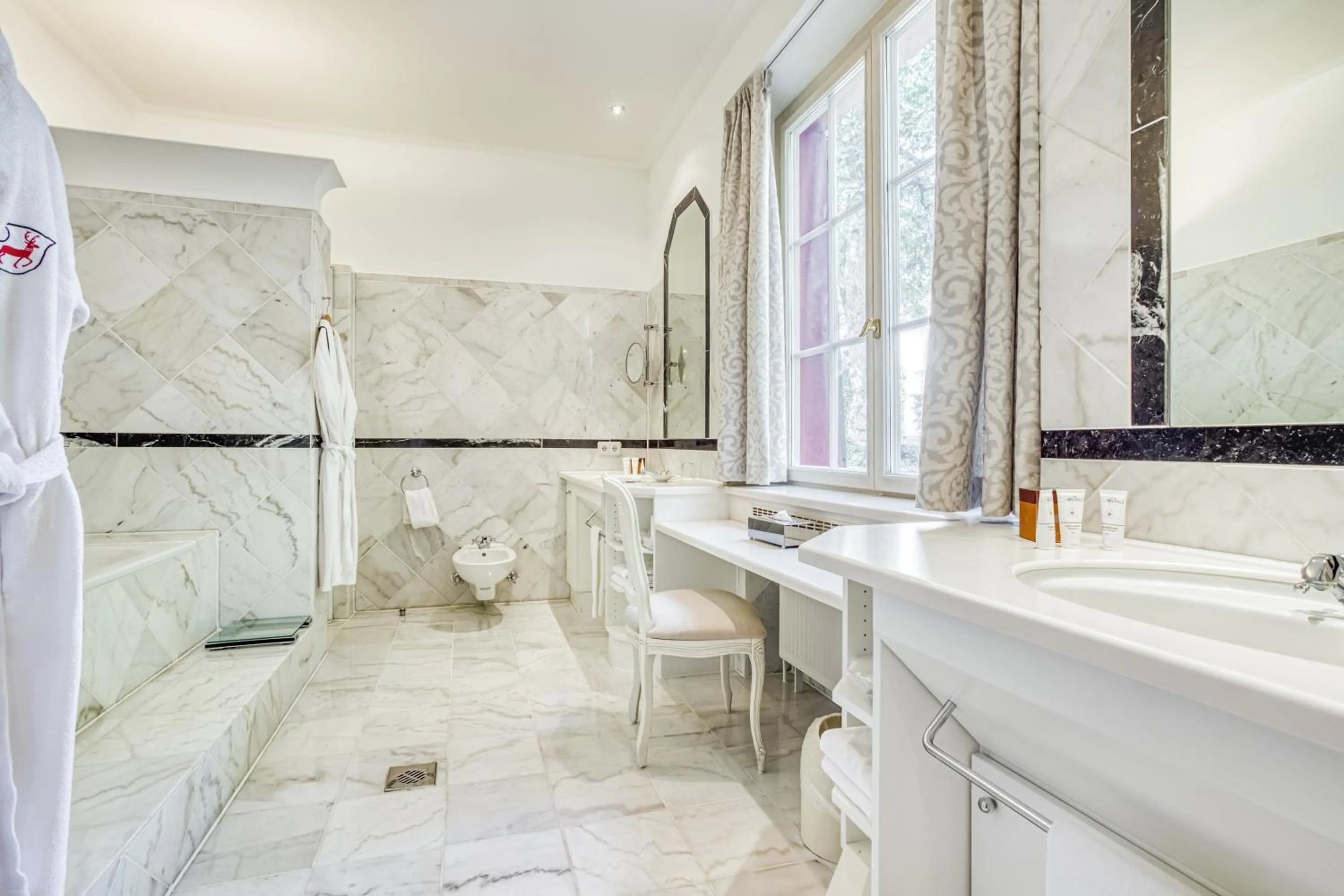 Toilet in Wald & Schlosshotel Friedrichsruhe