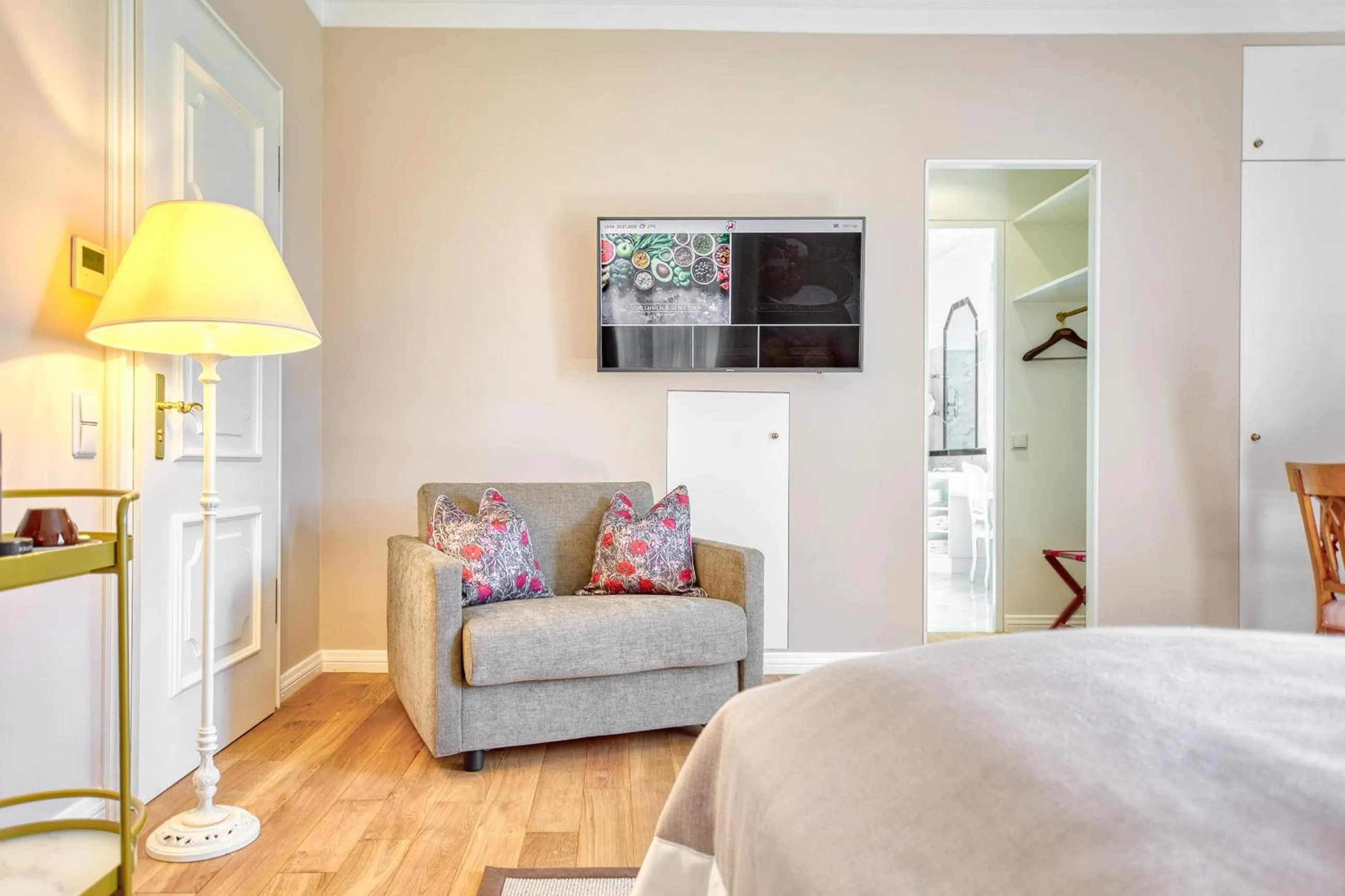 Seating area, Bed in Wald & Schlosshotel Friedrichsruhe