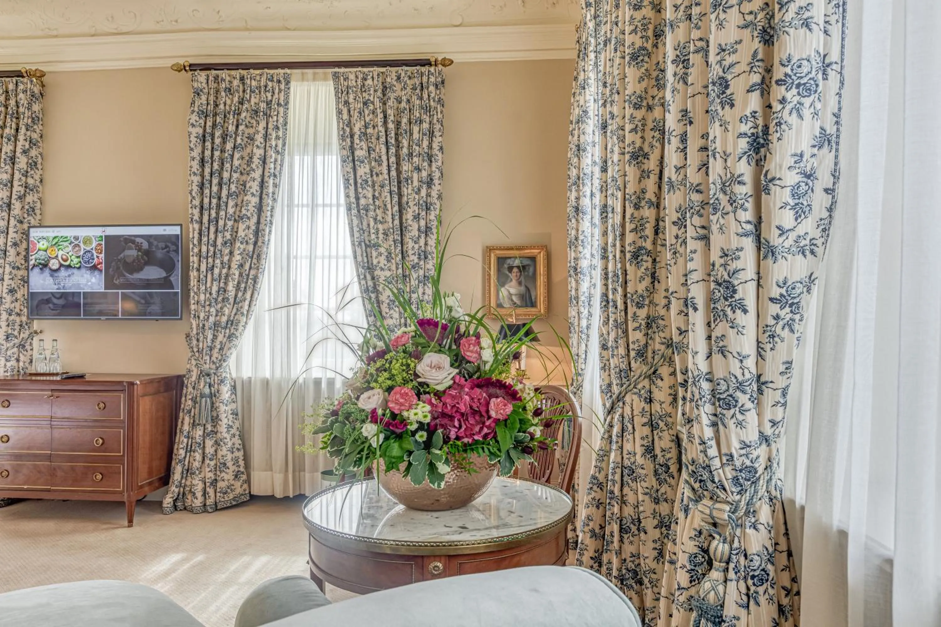 Seating area, Bed in Wald & Schlosshotel Friedrichsruhe