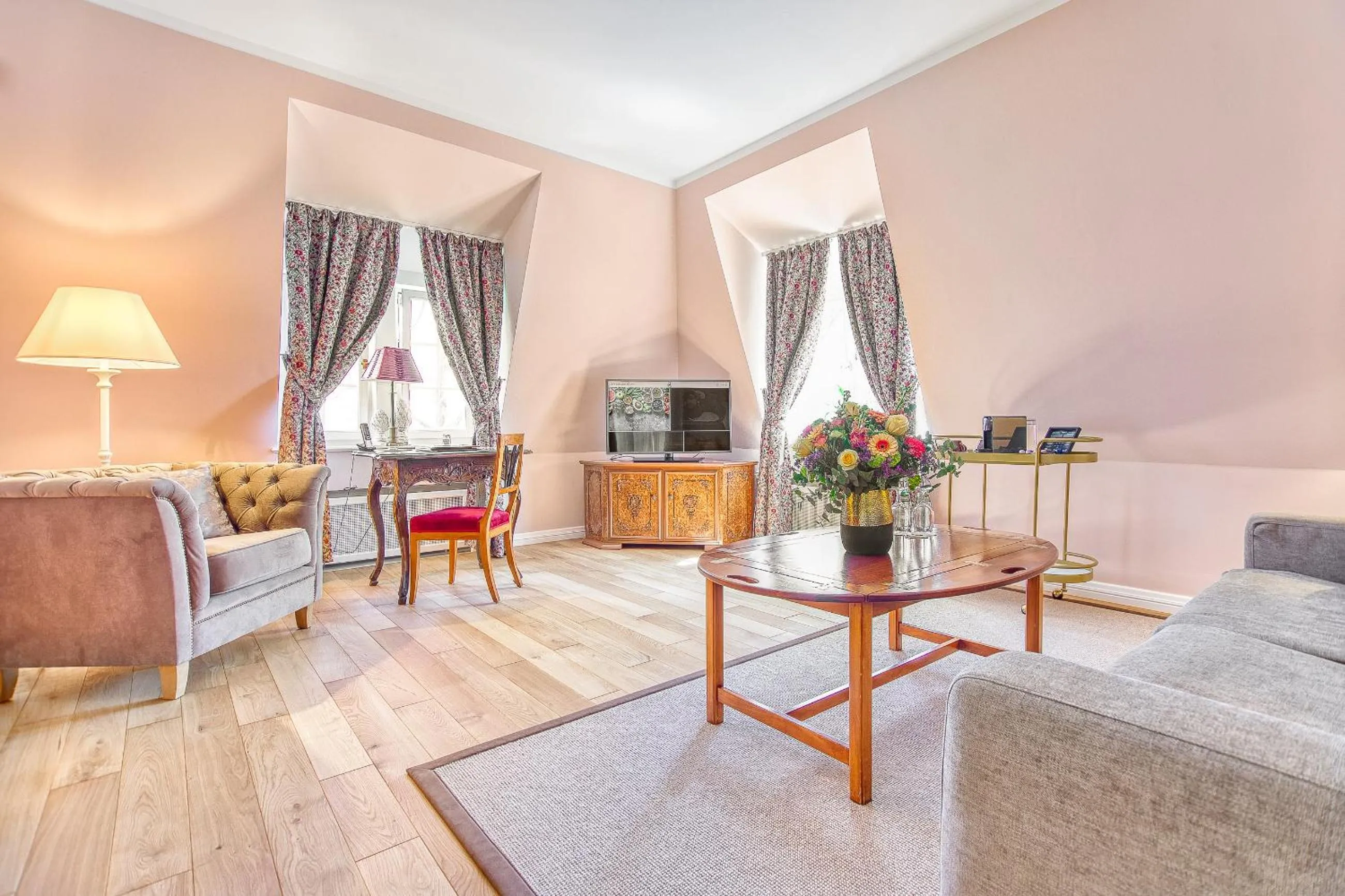 Seating area, Bed in Wald & Schlosshotel Friedrichsruhe