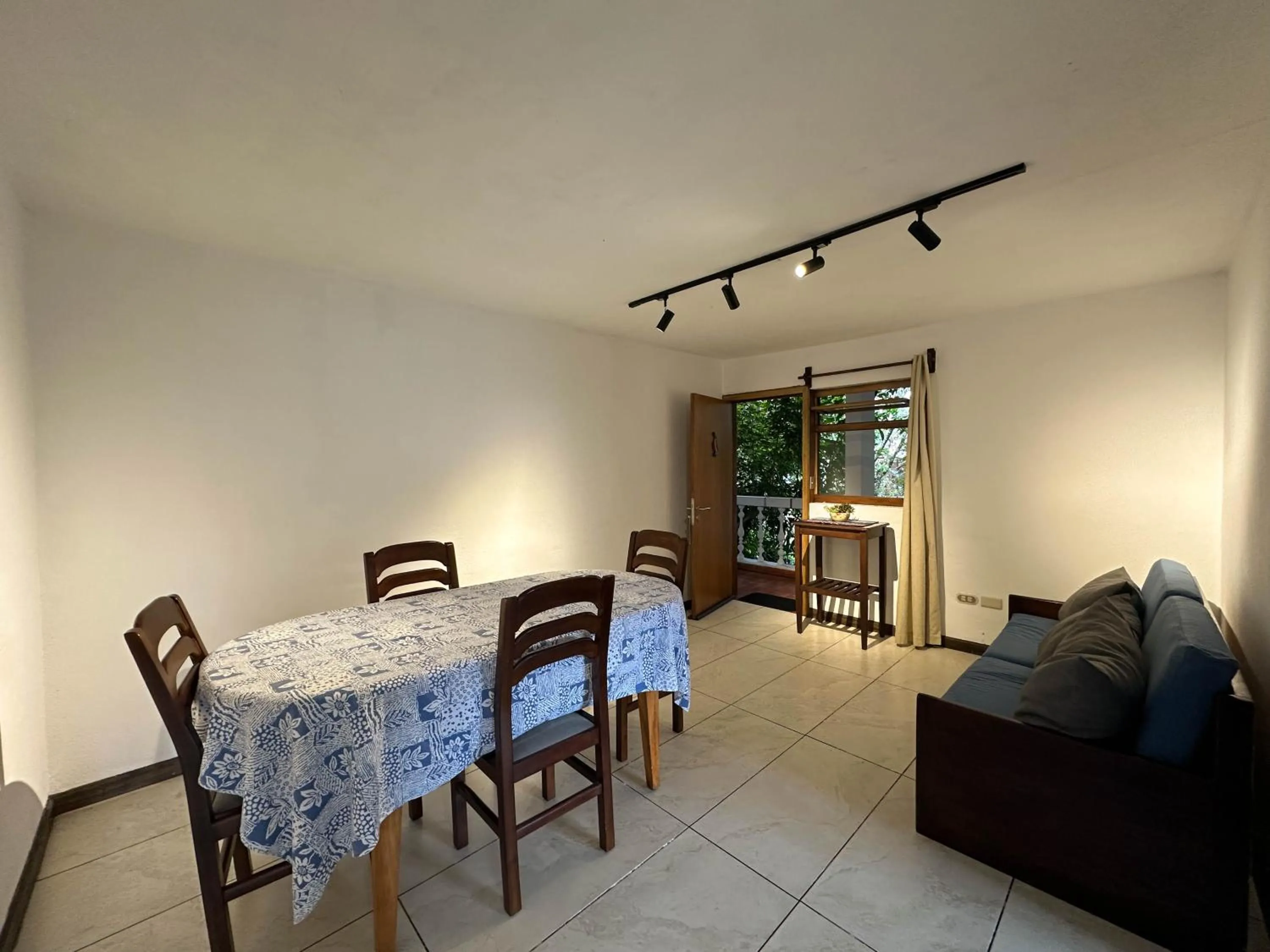 Dining area in Apartamentos Otorongo Cuenca Ecuador