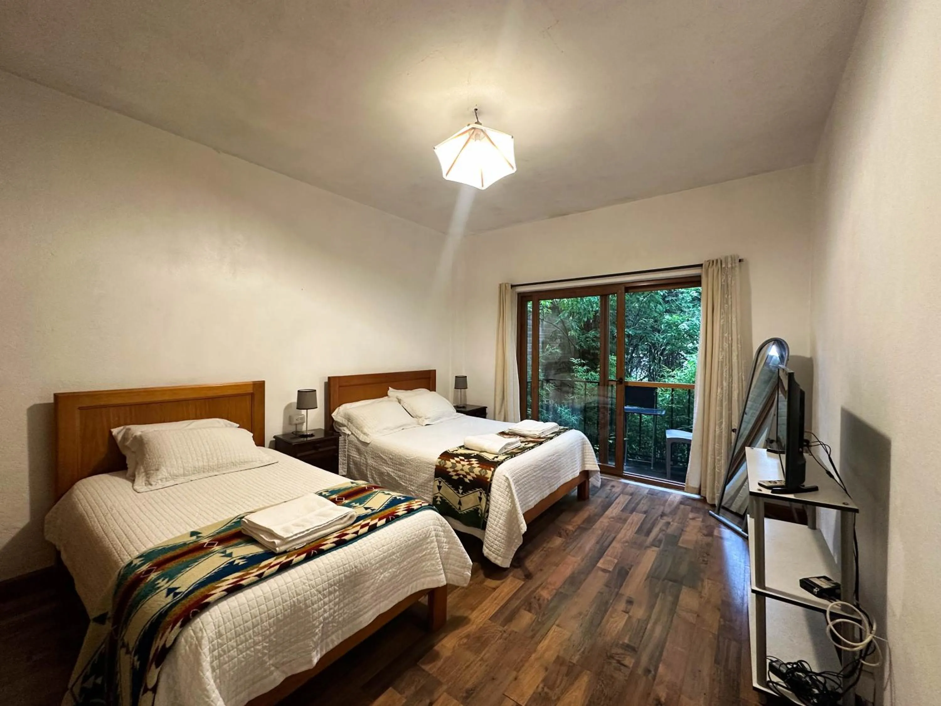 Photo of the whole room, Bed in Apartamentos Otorongo Cuenca Ecuador