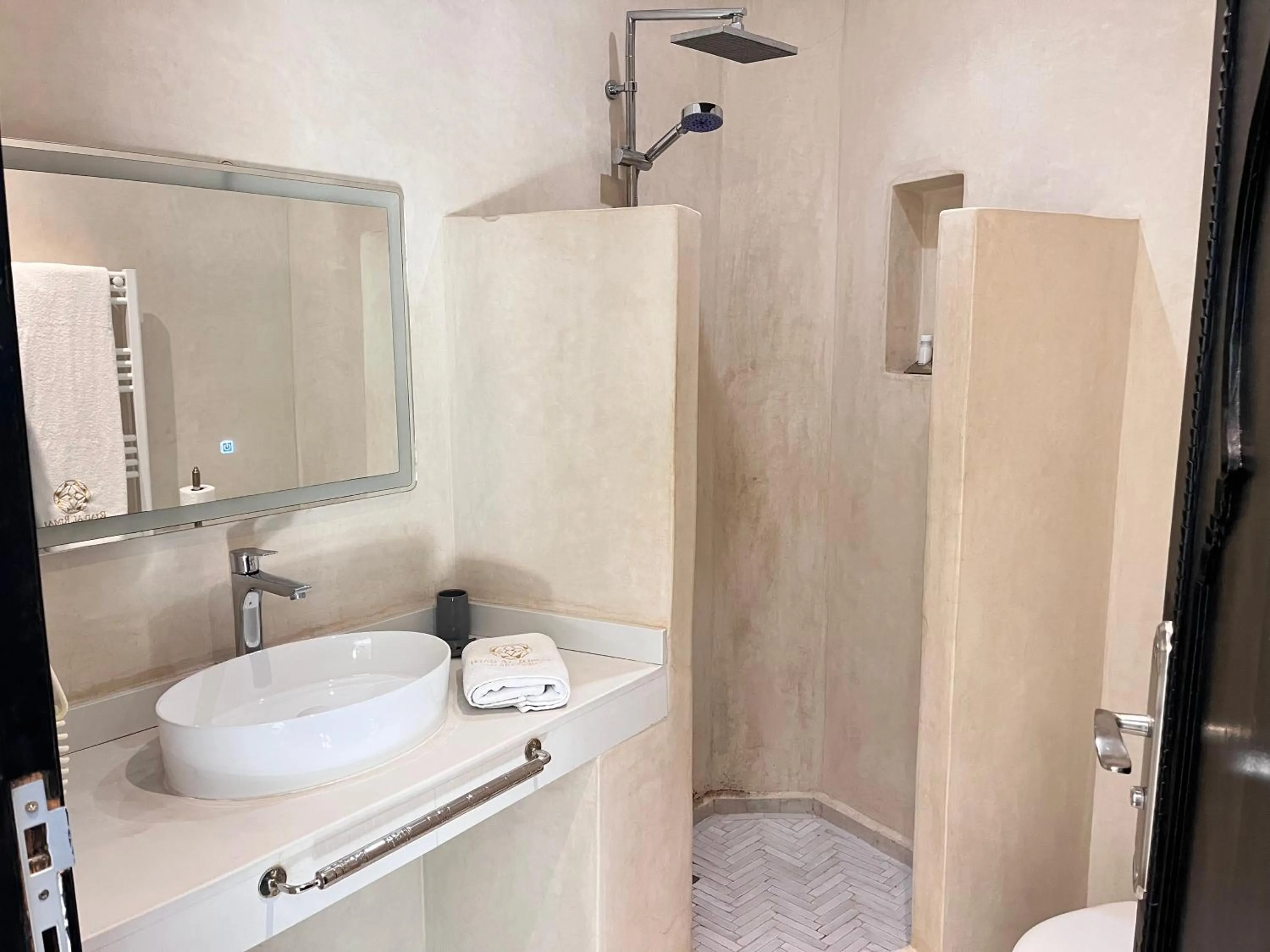 Shower in Riad Al Rimal & Spa