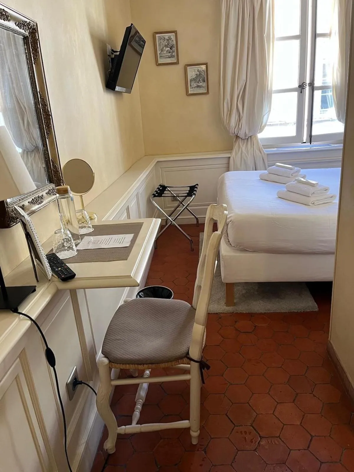 Bedroom, Bed in Les Quatre Dauphins