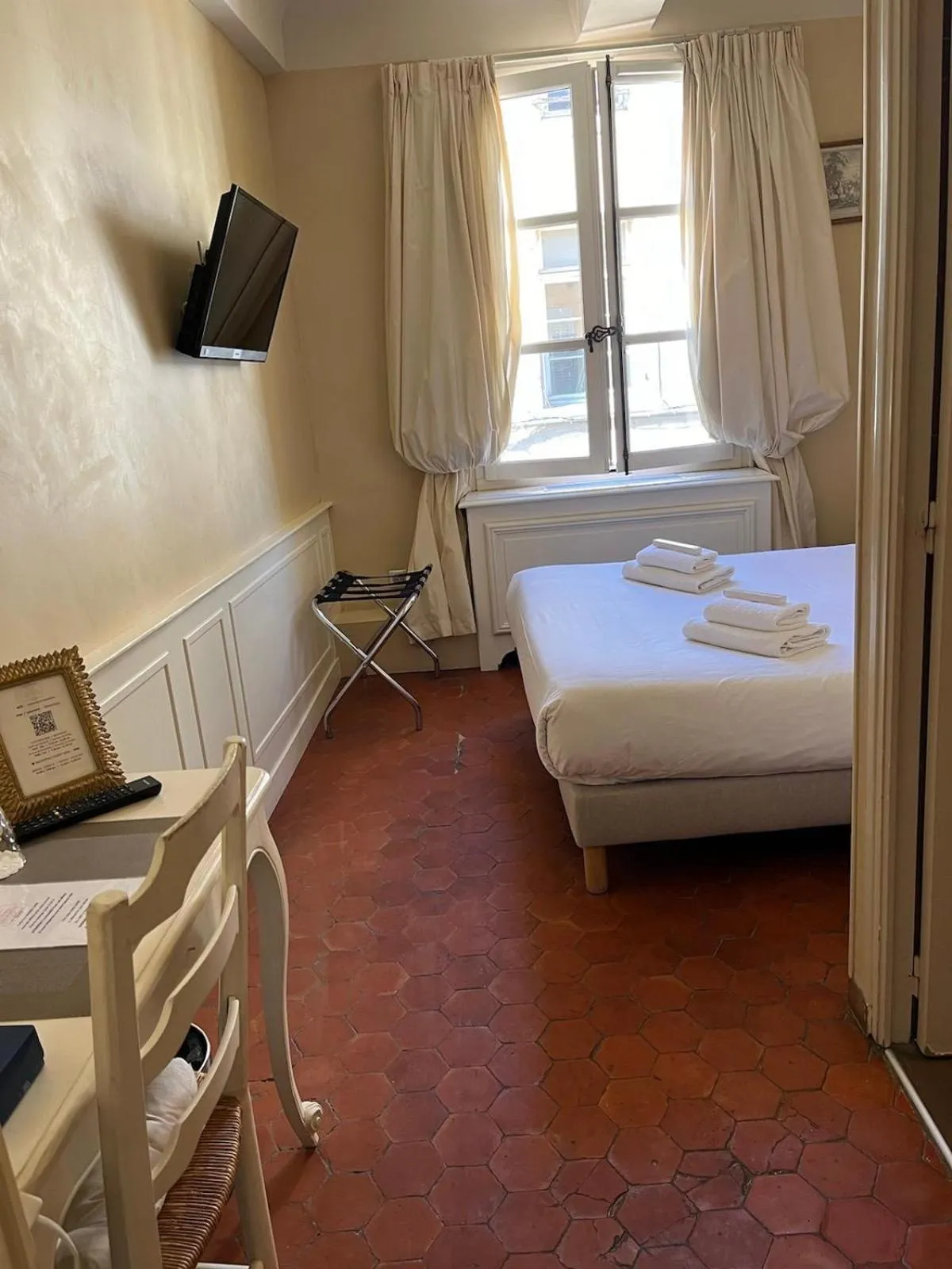 Bedroom, Bed in Les Quatre Dauphins