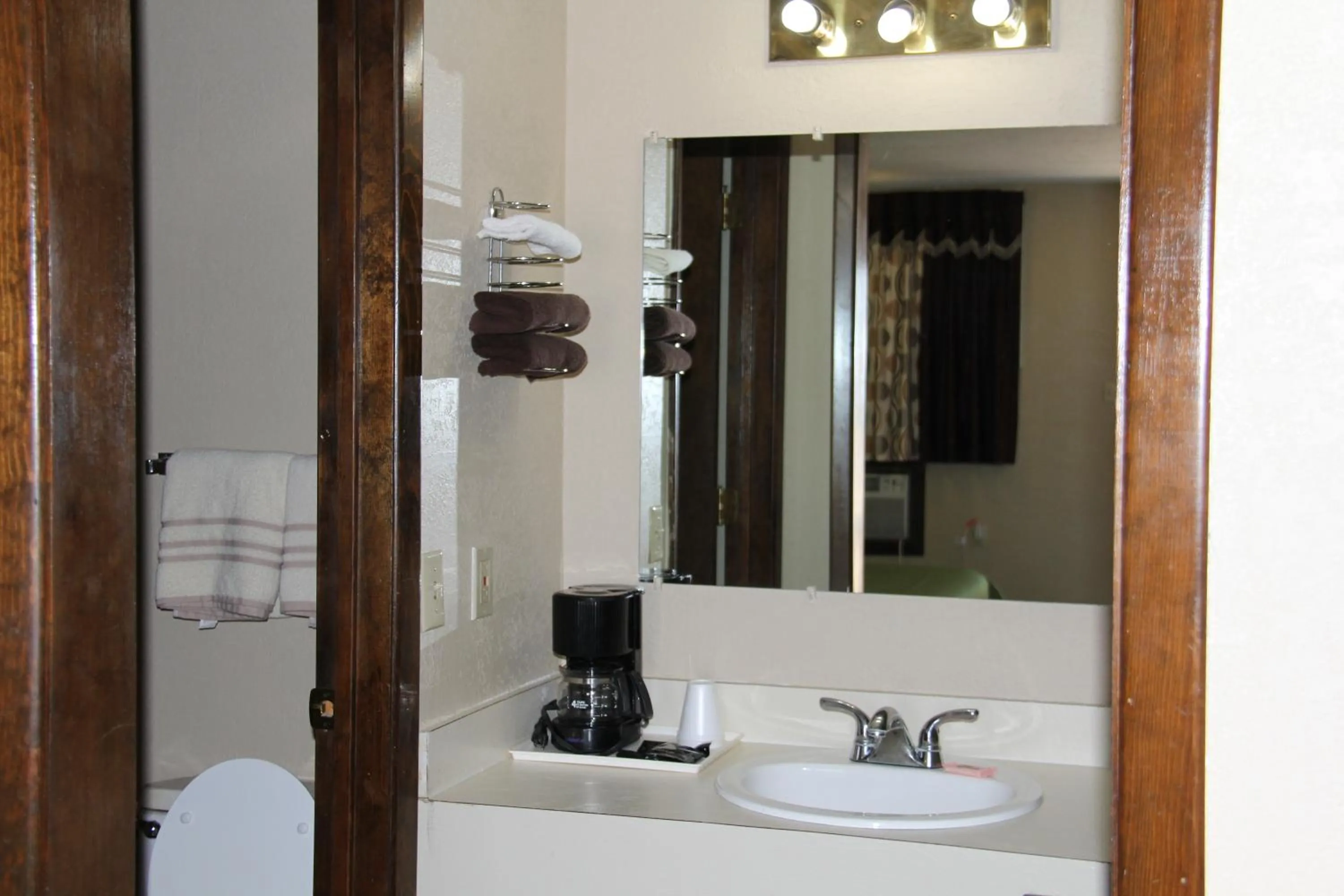 Bathroom in Lodge USA Motel