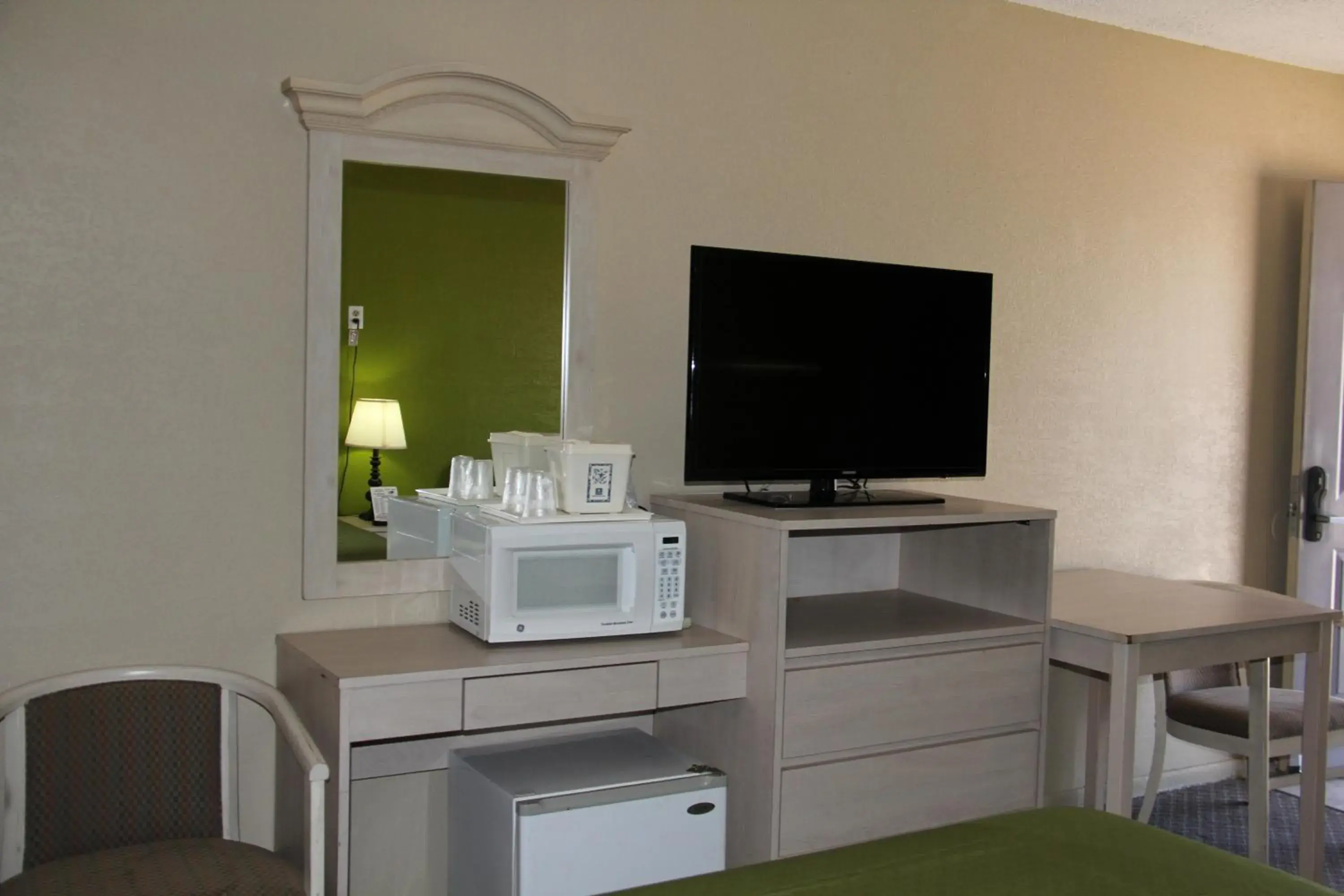 Queen Room - single occupancy in Lodge USA Motel Queen Room - single occupancy in Lodge USA Motel