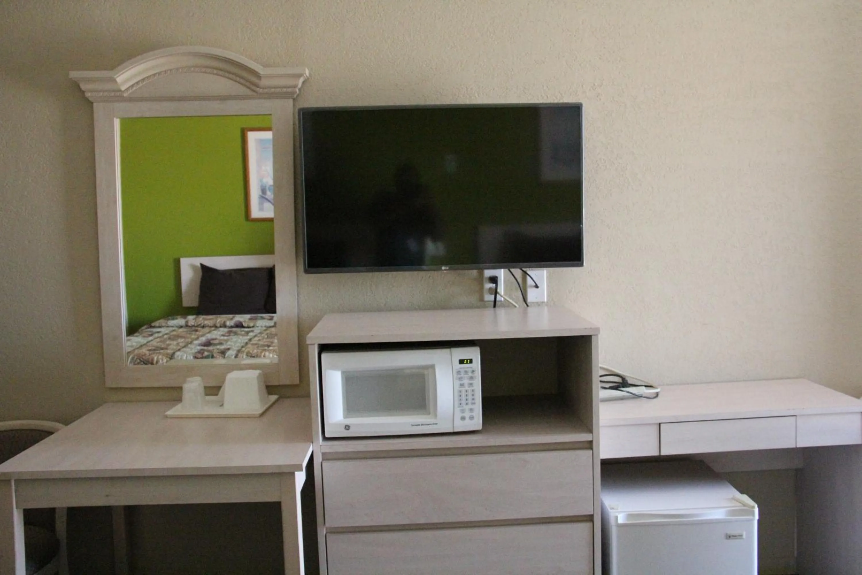 TV and multimedia in Lodge USA Motel