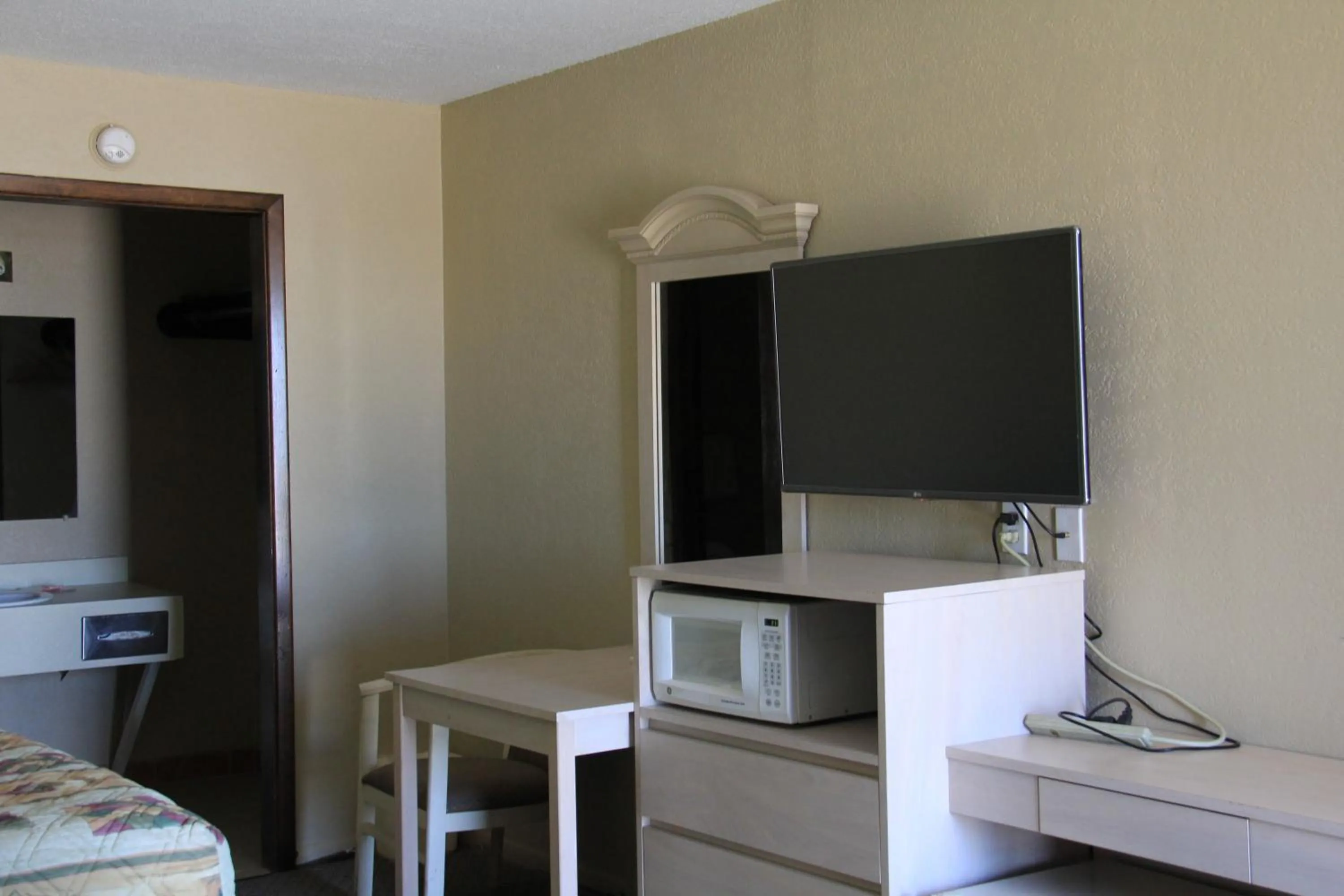 TV and multimedia in Lodge USA Motel