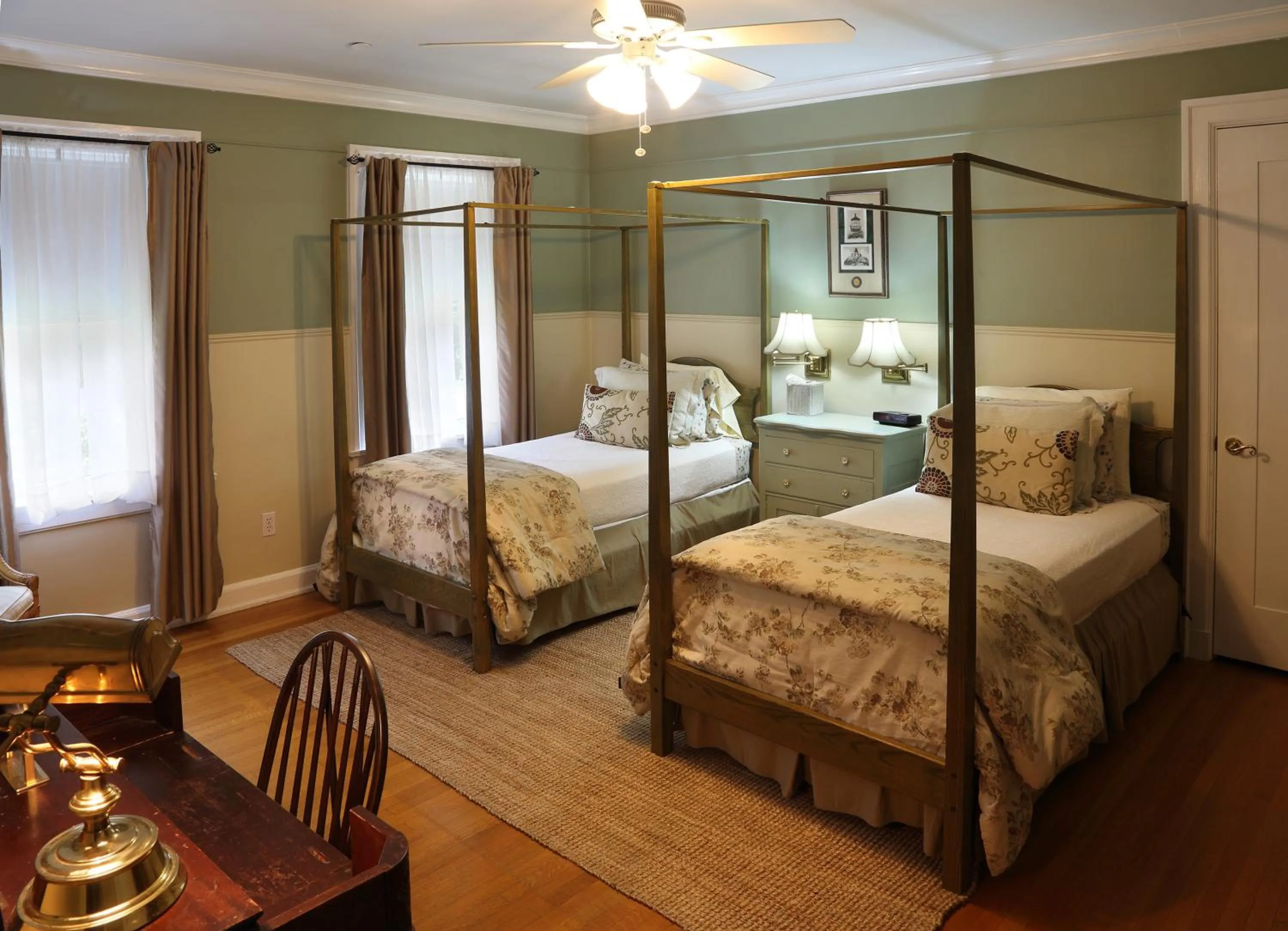 Photo of the whole room, Bed in Lilac Inn