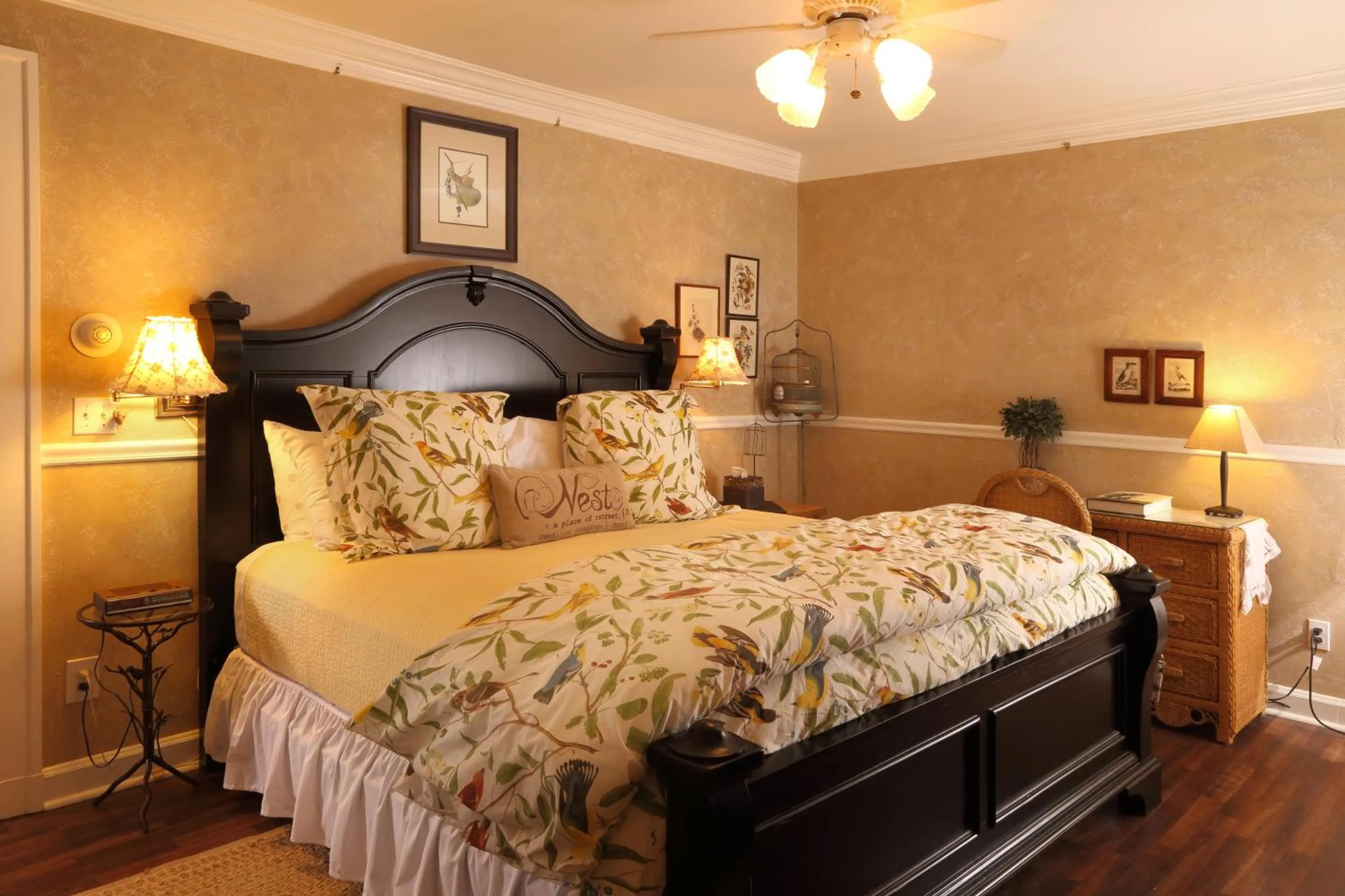 Photo of the whole room, Bed in Lilac Inn