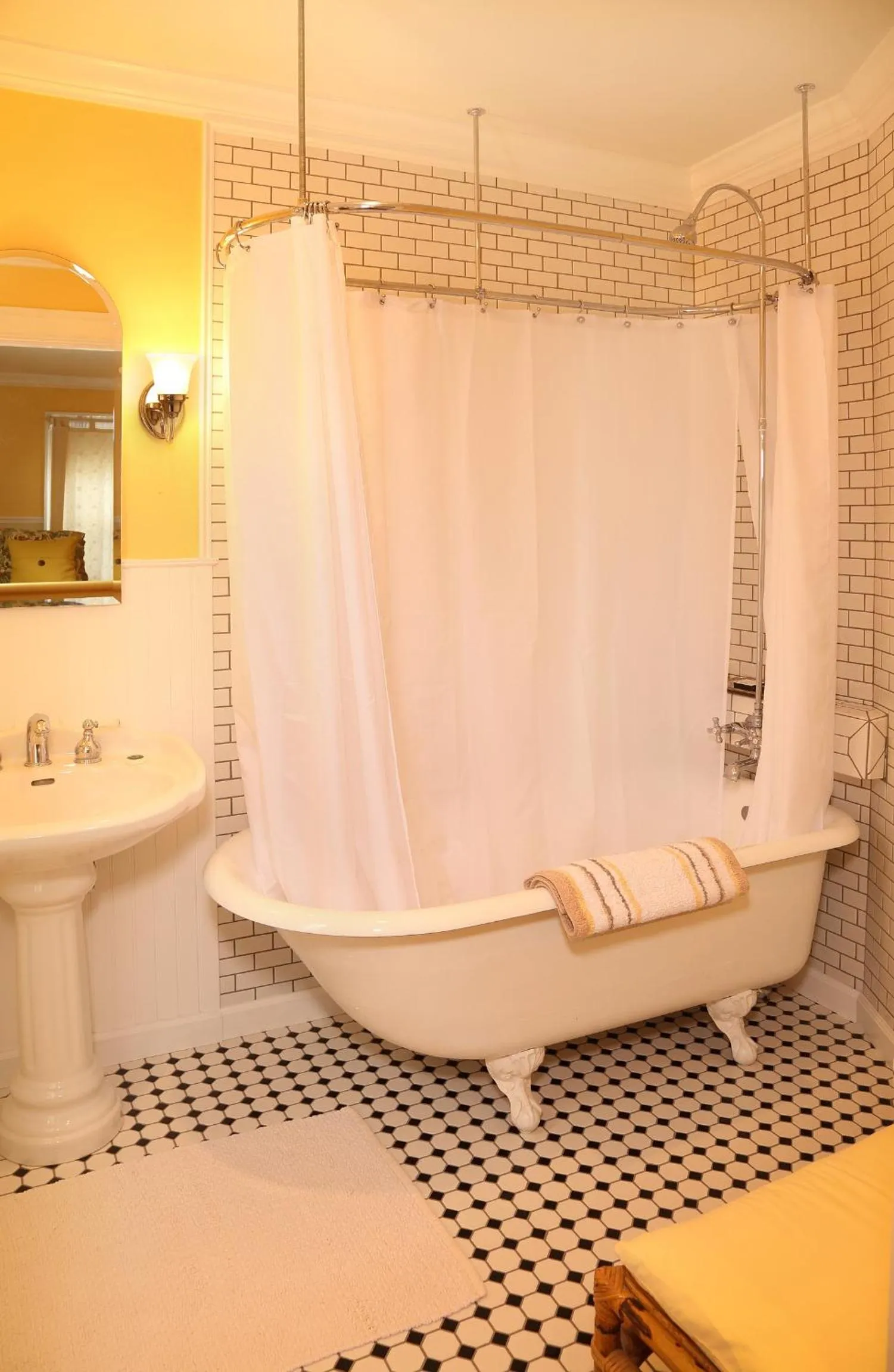 Decorative detail in Lilac Inn