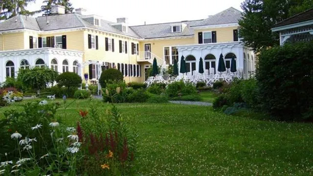 Facade/entrance in Lilac Inn