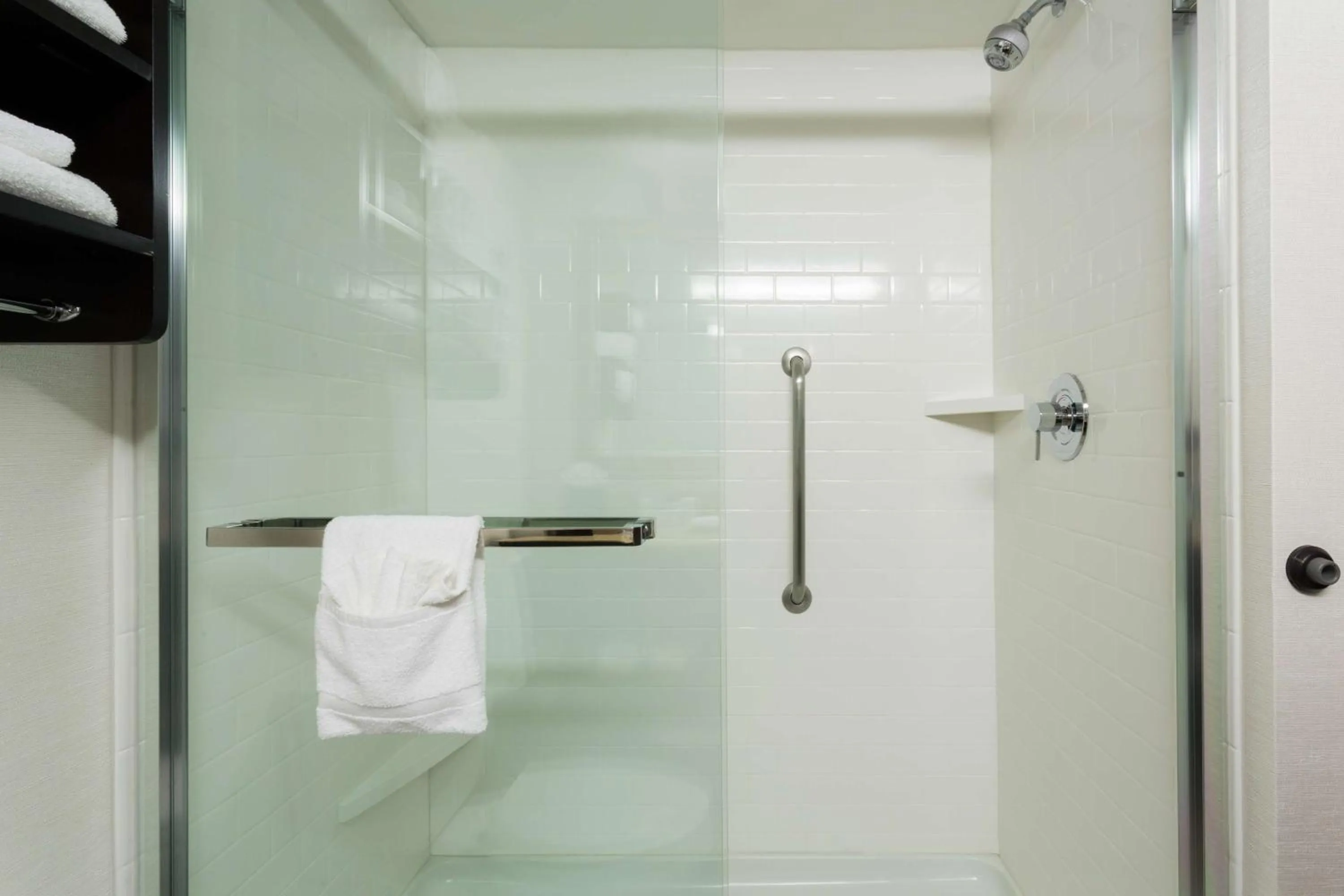 Bathroom in Hampton Inn Pittsburgh/West Mifflin