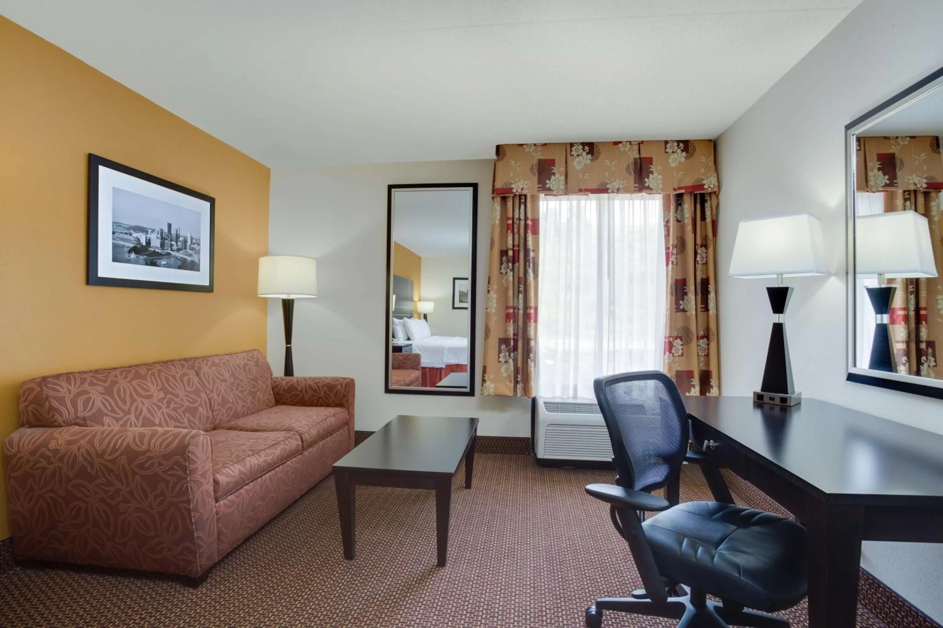 Bedroom in Hampton Inn Pittsburgh/West Mifflin