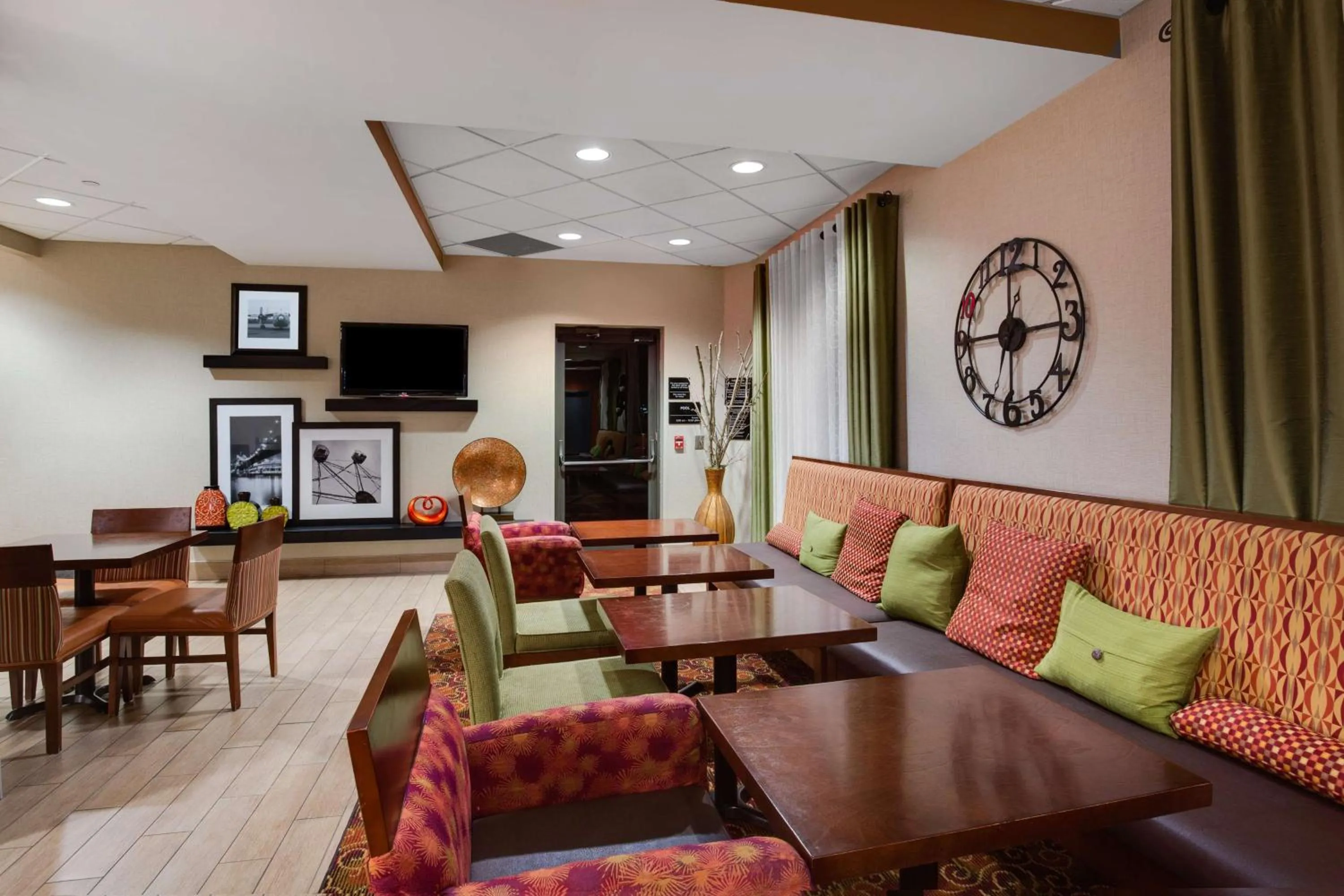 Dining area in Hampton Inn Pittsburgh/West Mifflin