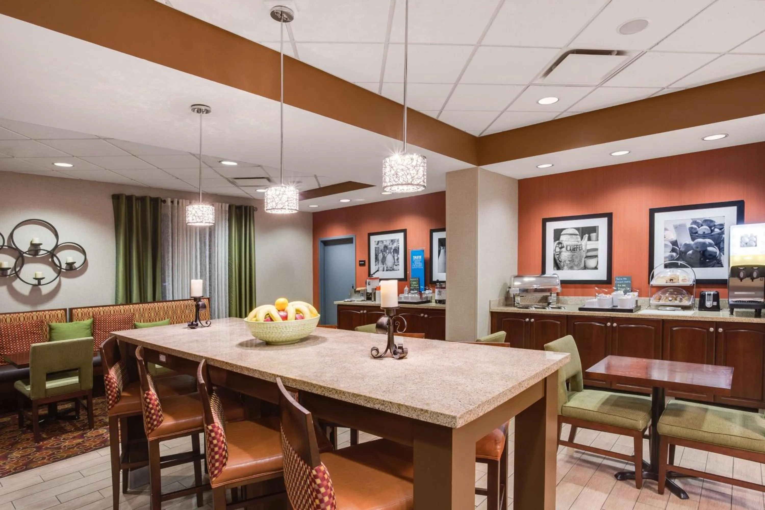 Dining area in Hampton Inn Pittsburgh/West Mifflin