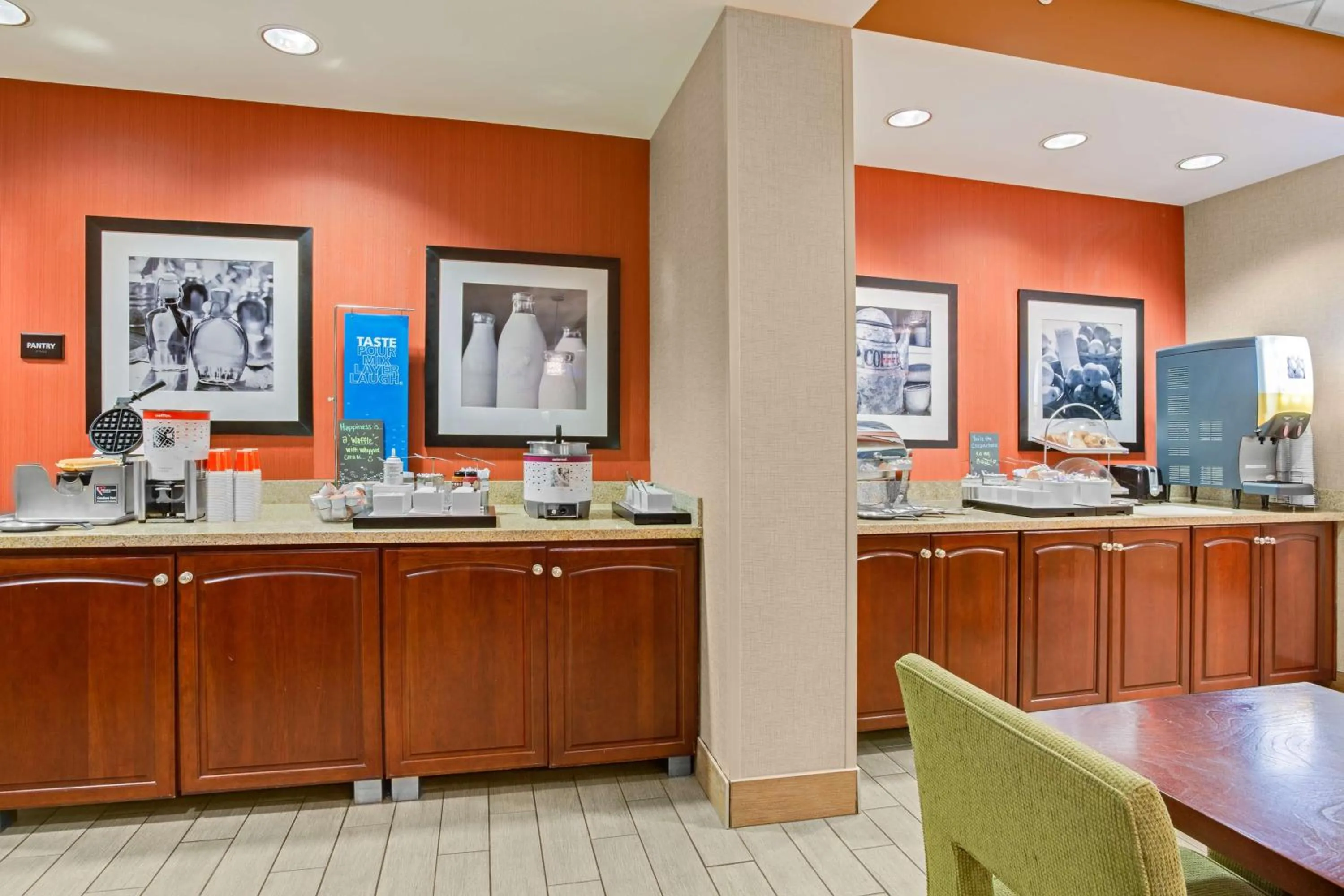 Dining area in Hampton Inn Pittsburgh/West Mifflin