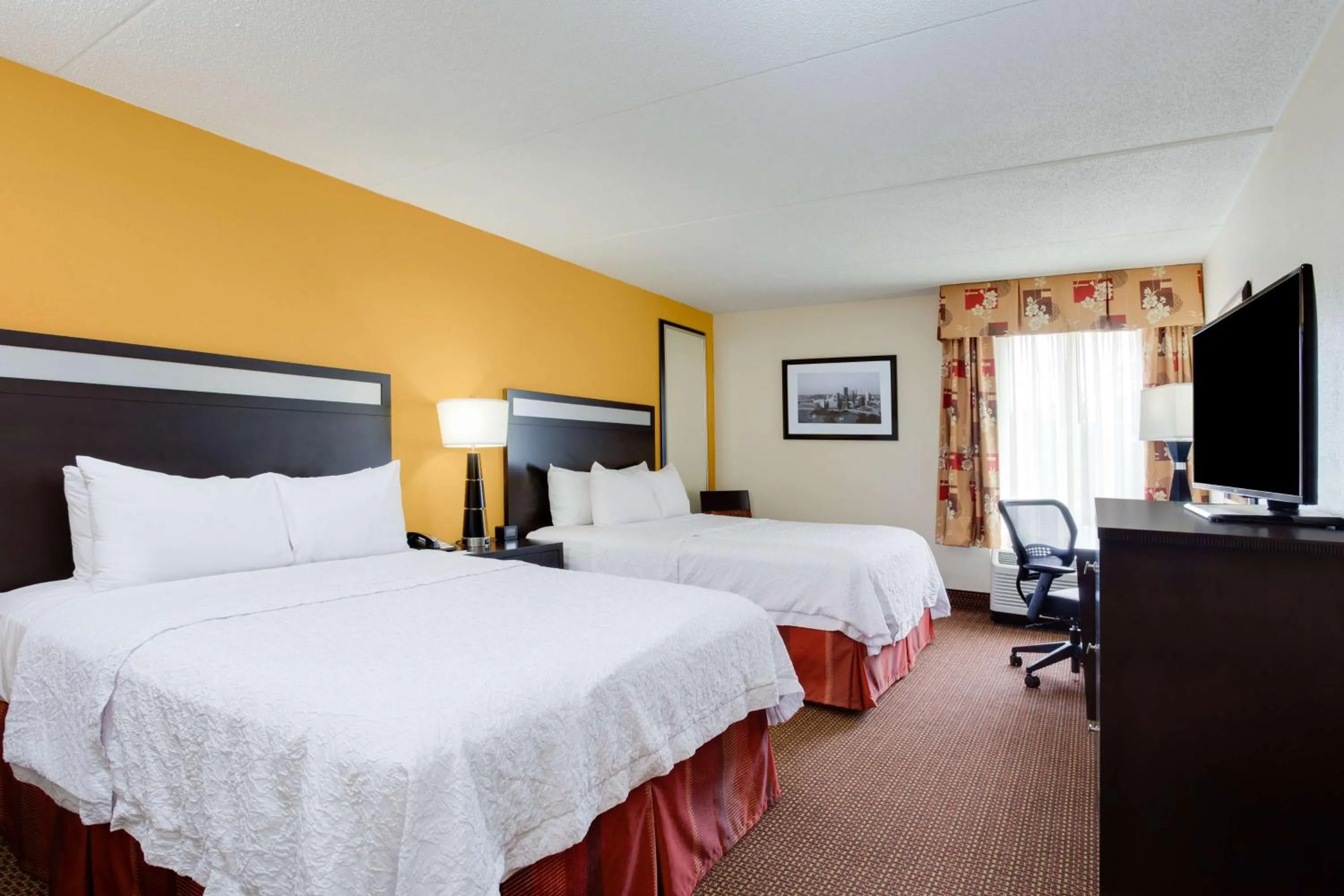 Bedroom, Bed in Hampton Inn Pittsburgh/West Mifflin