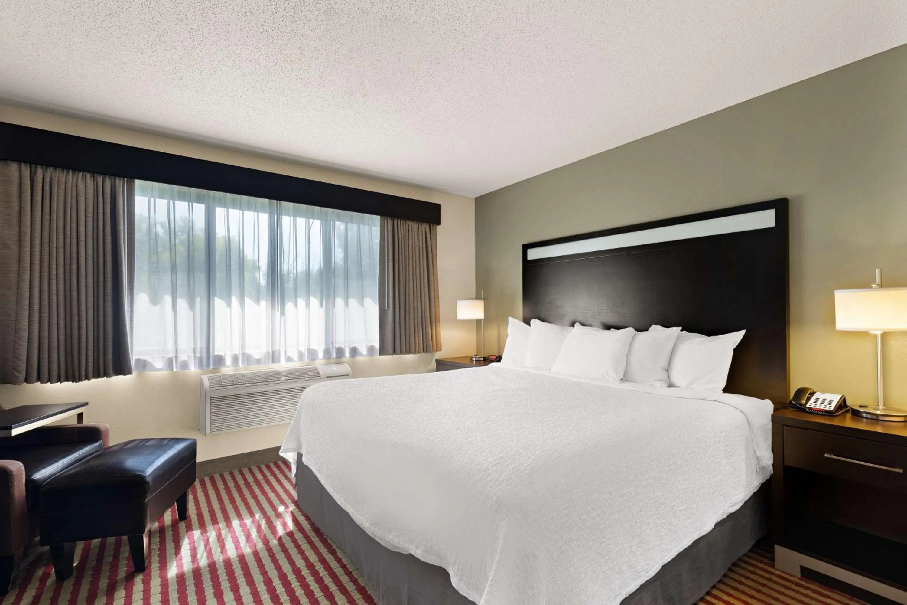 Bedroom, Bed in Best Western Germantown Inn