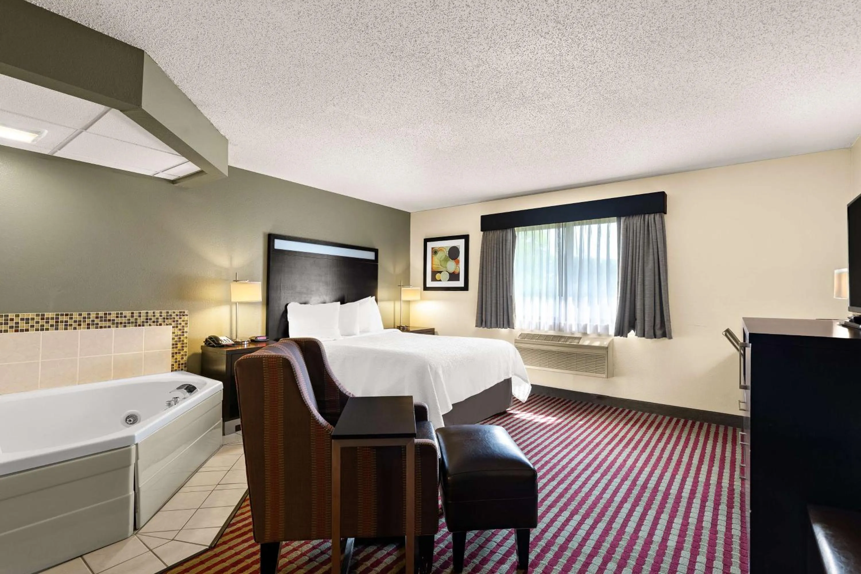 Bedroom, Bed in Best Western Germantown Inn