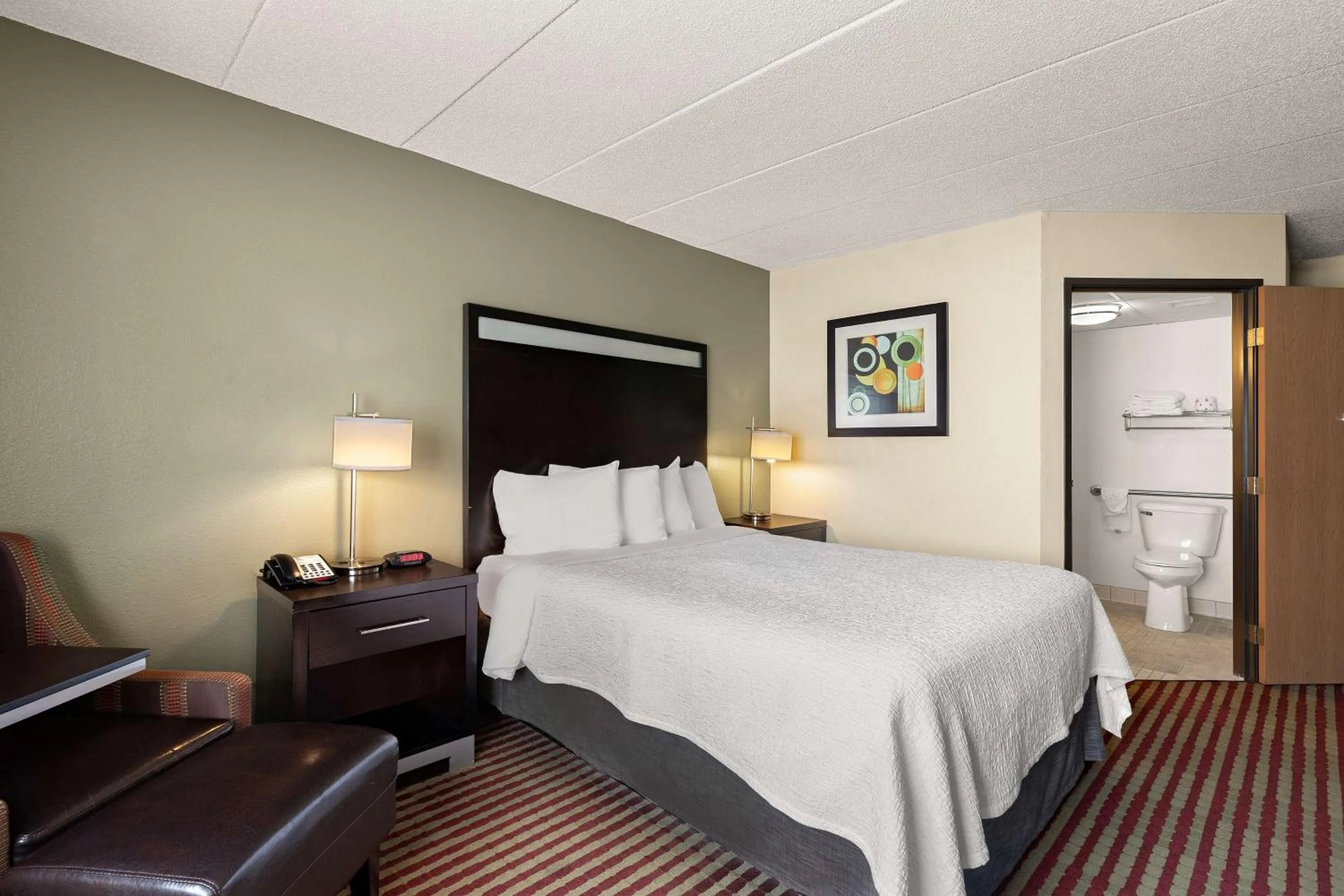 Bedroom, Bed in Best Western Germantown Inn