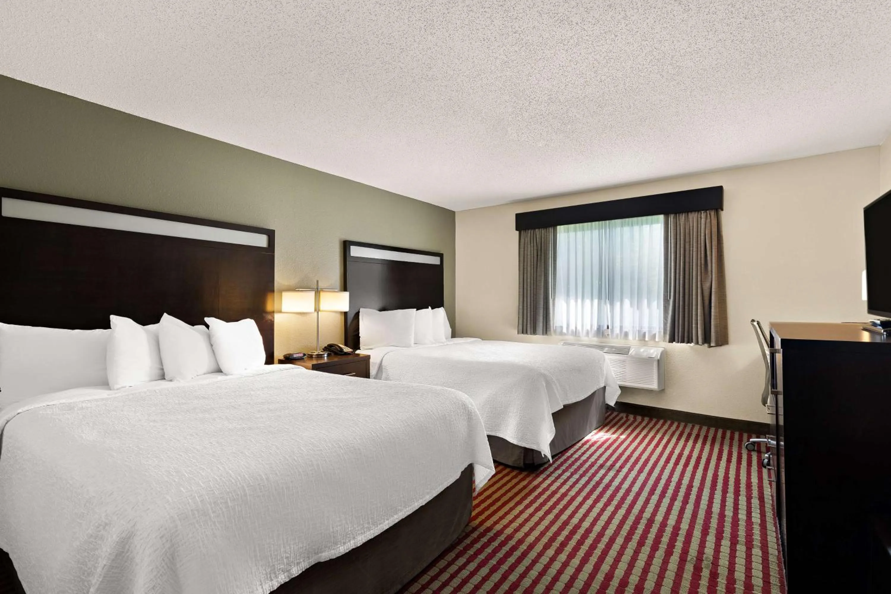 Bedroom, Bed in Best Western Germantown Inn