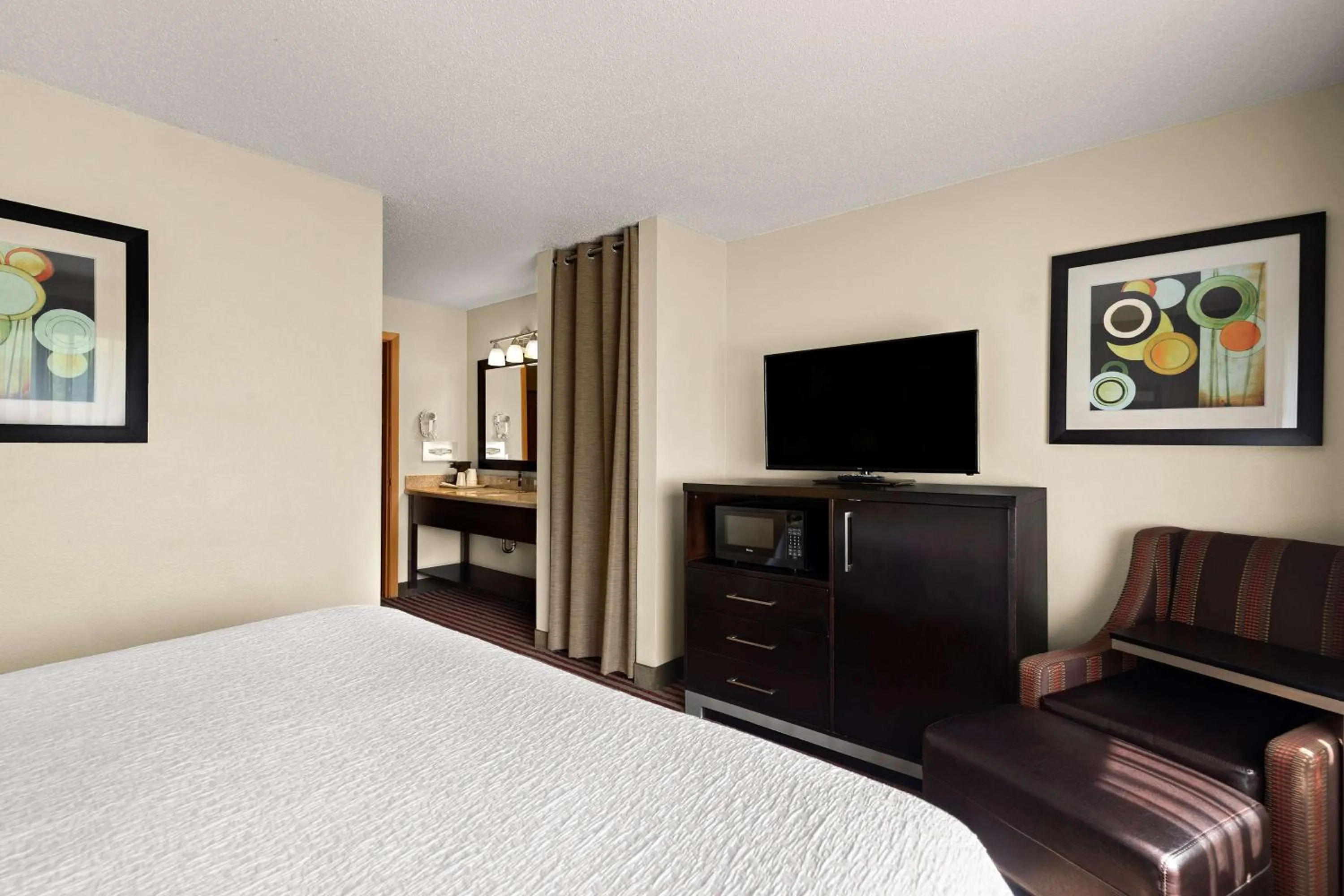 Bedroom, Bed in Best Western Germantown Inn