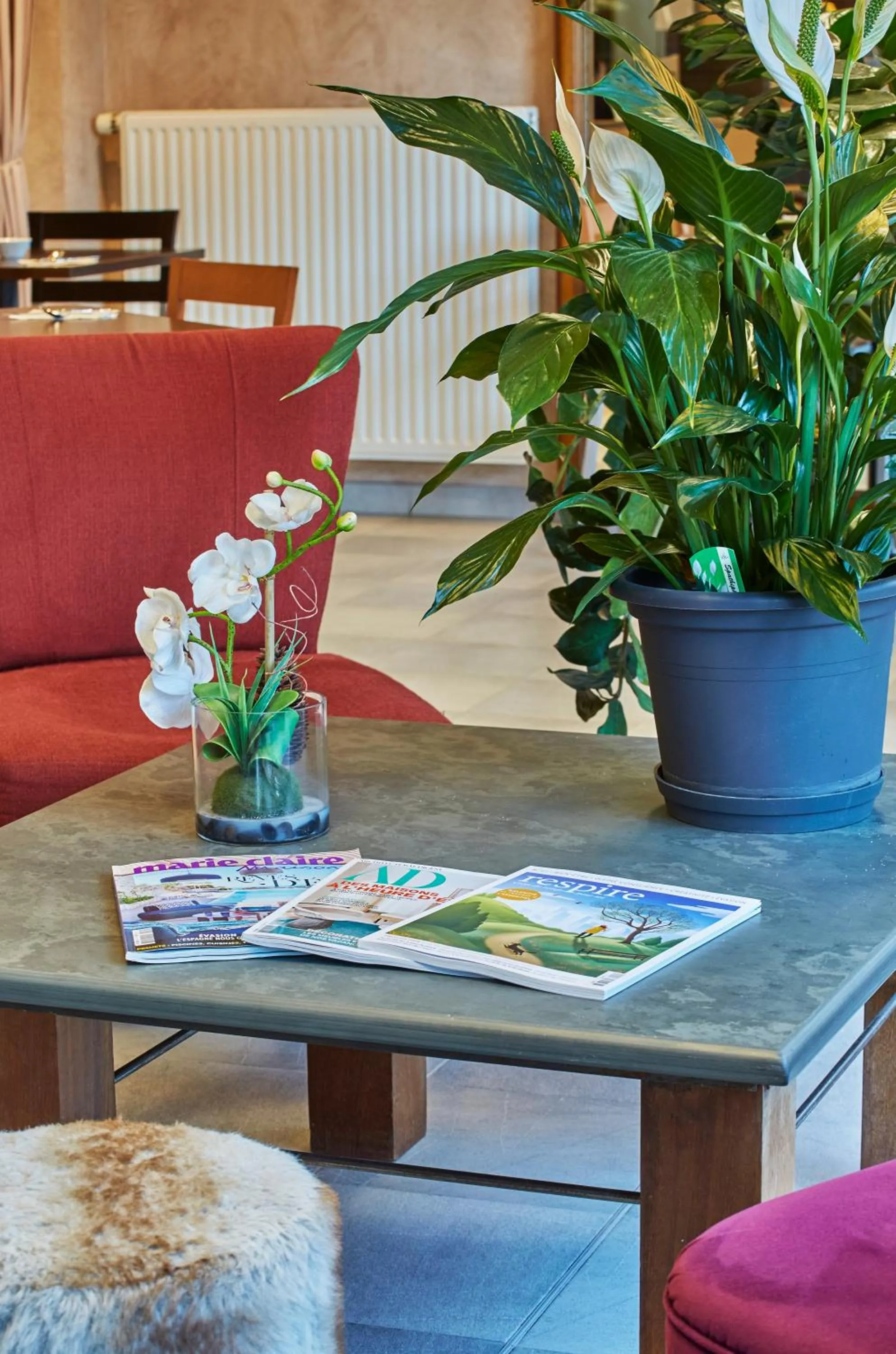 Communal lounge/ TV room in Cit'Hôtel Le National