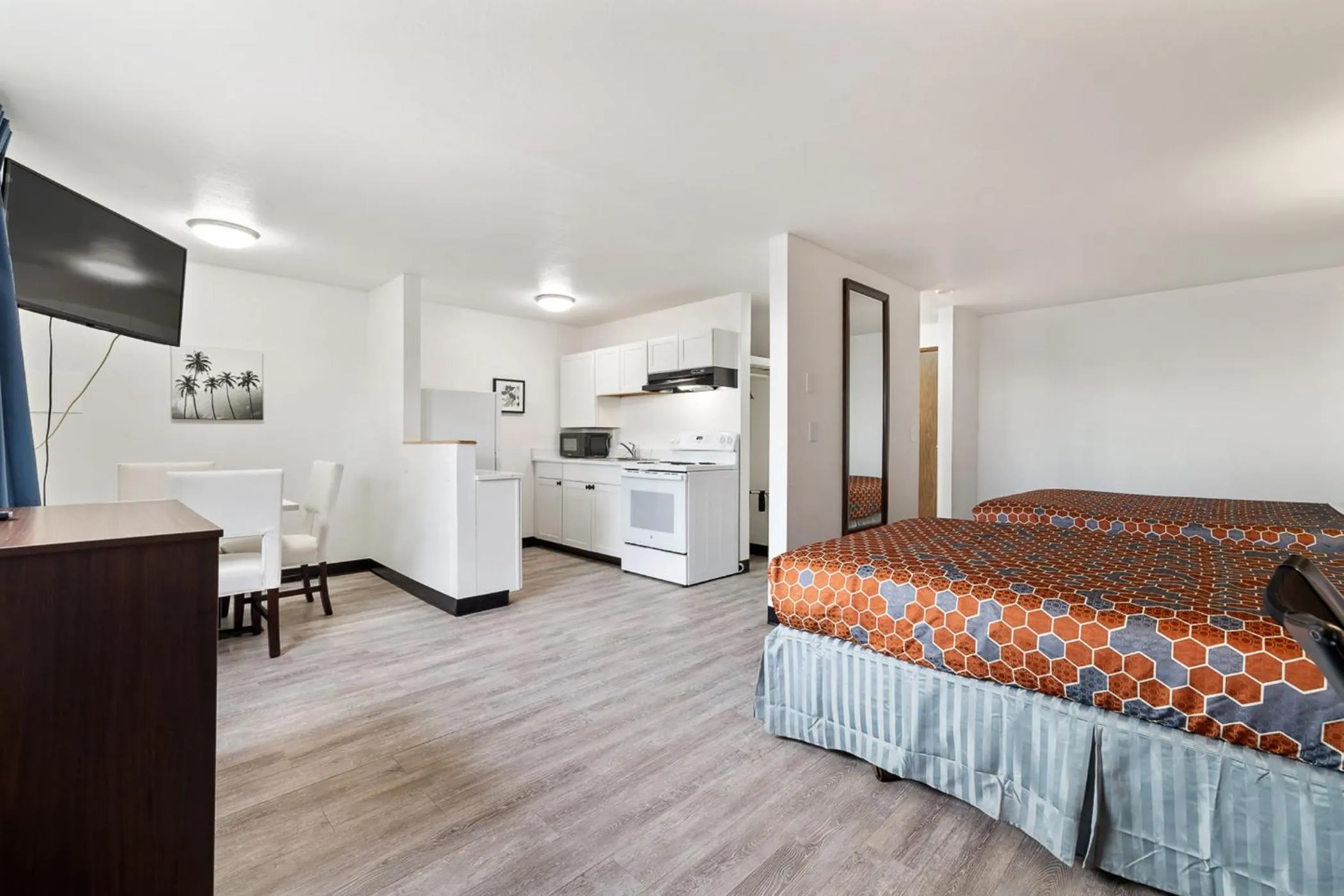 Photo of the whole room, Bed in Kennewick Inn & Suites Tri Cities