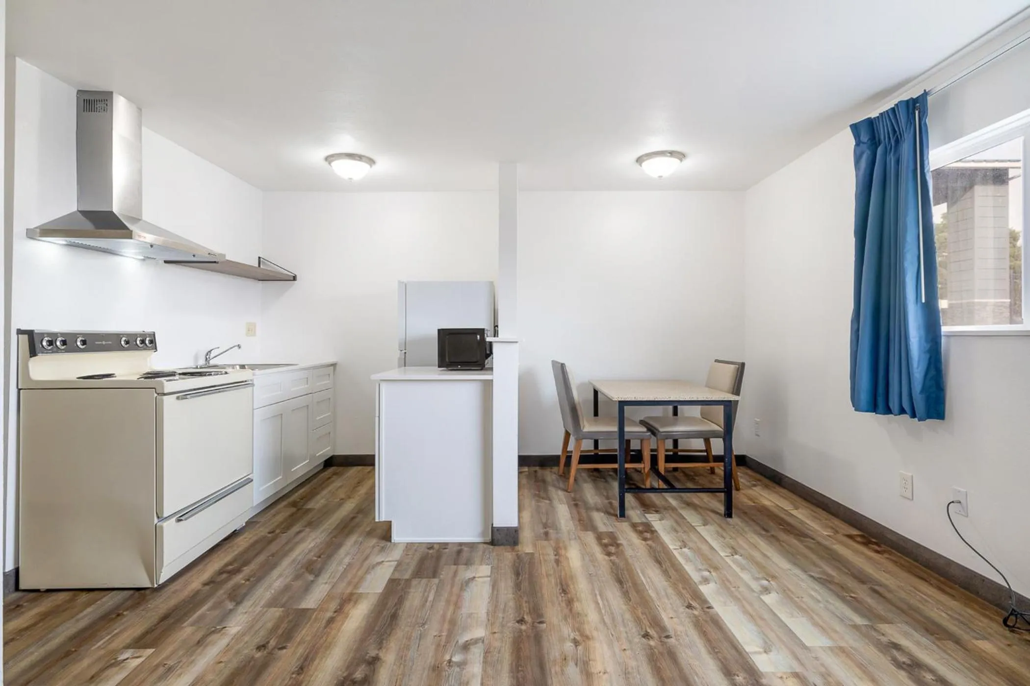 Kitchen or kitchenette in Kennewick Inn & Suites Tri Cities
