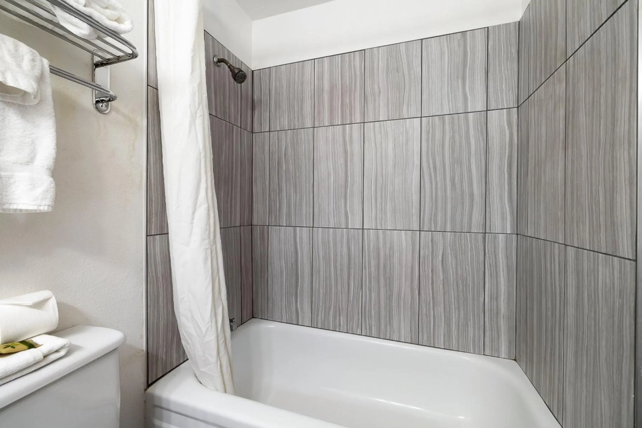 Shower in Kennewick Inn & Suites Tri Cities