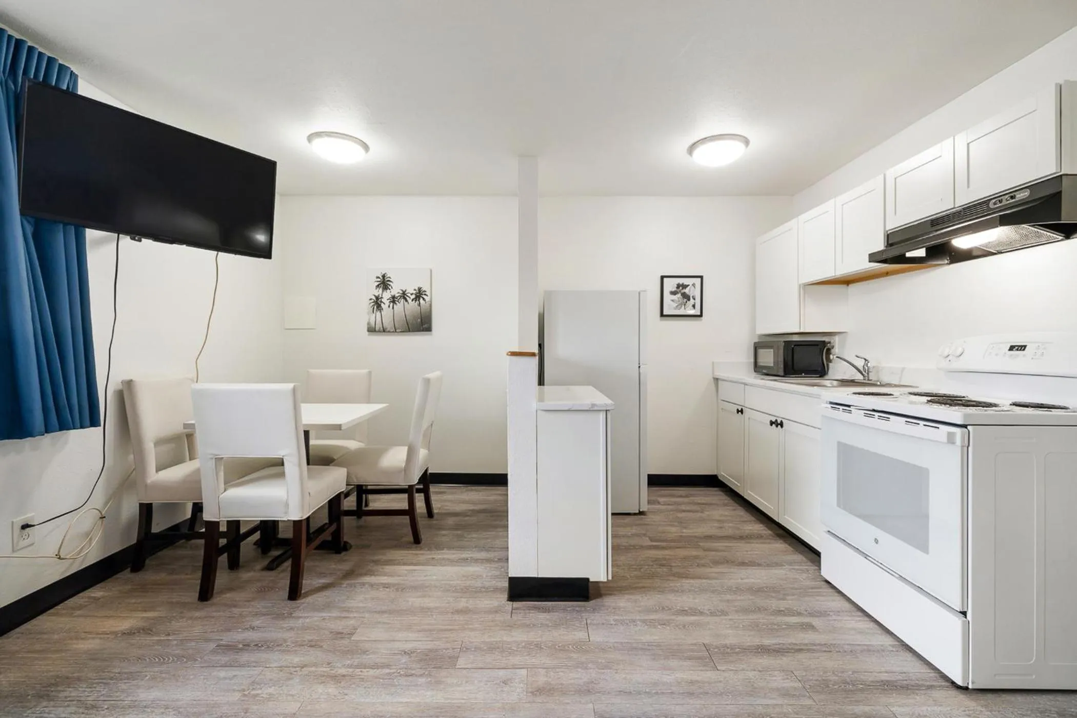 Kitchen or kitchenette in Kennewick Inn & Suites Tri Cities