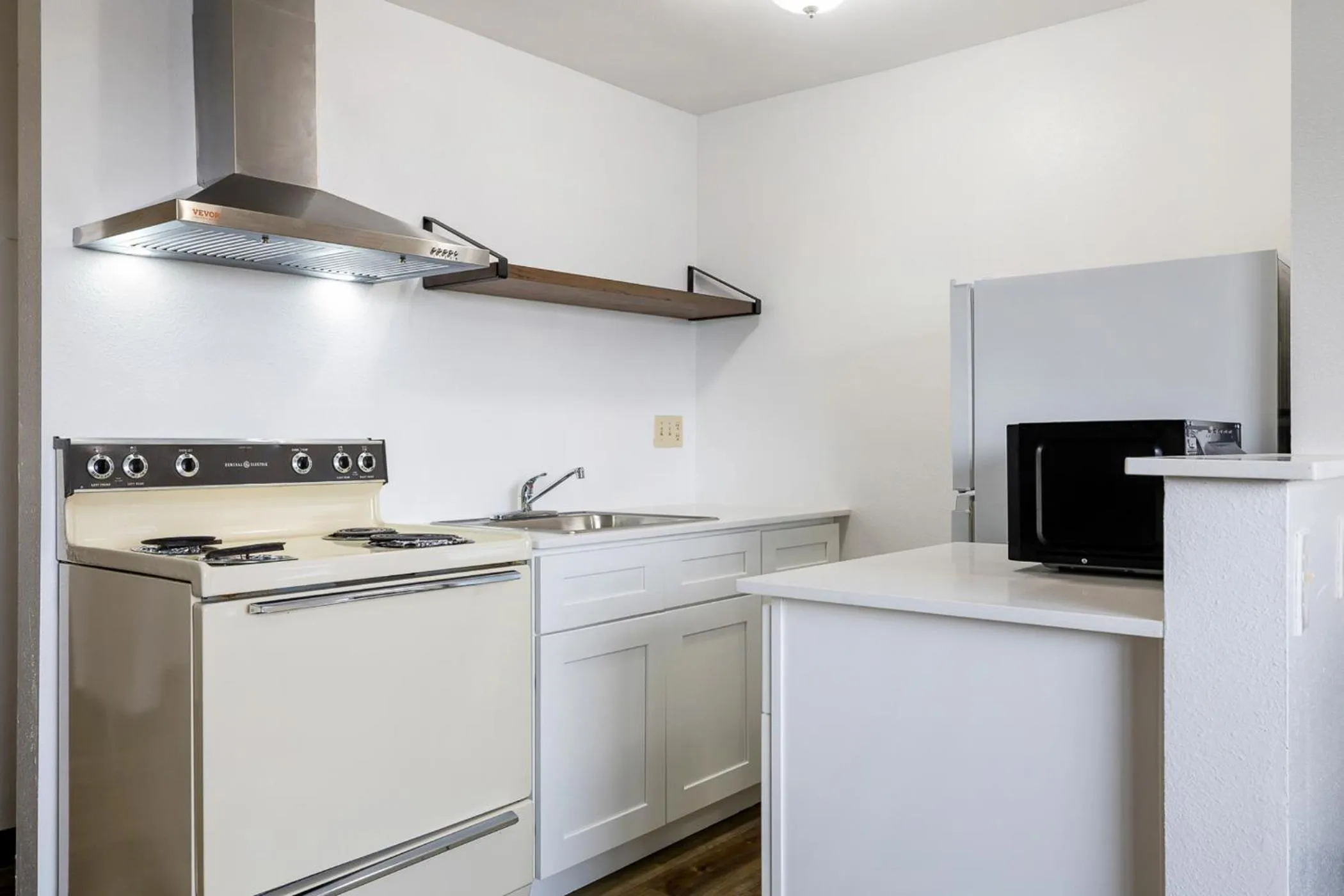 Kitchen or kitchenette in Kennewick Inn & Suites Tri Cities