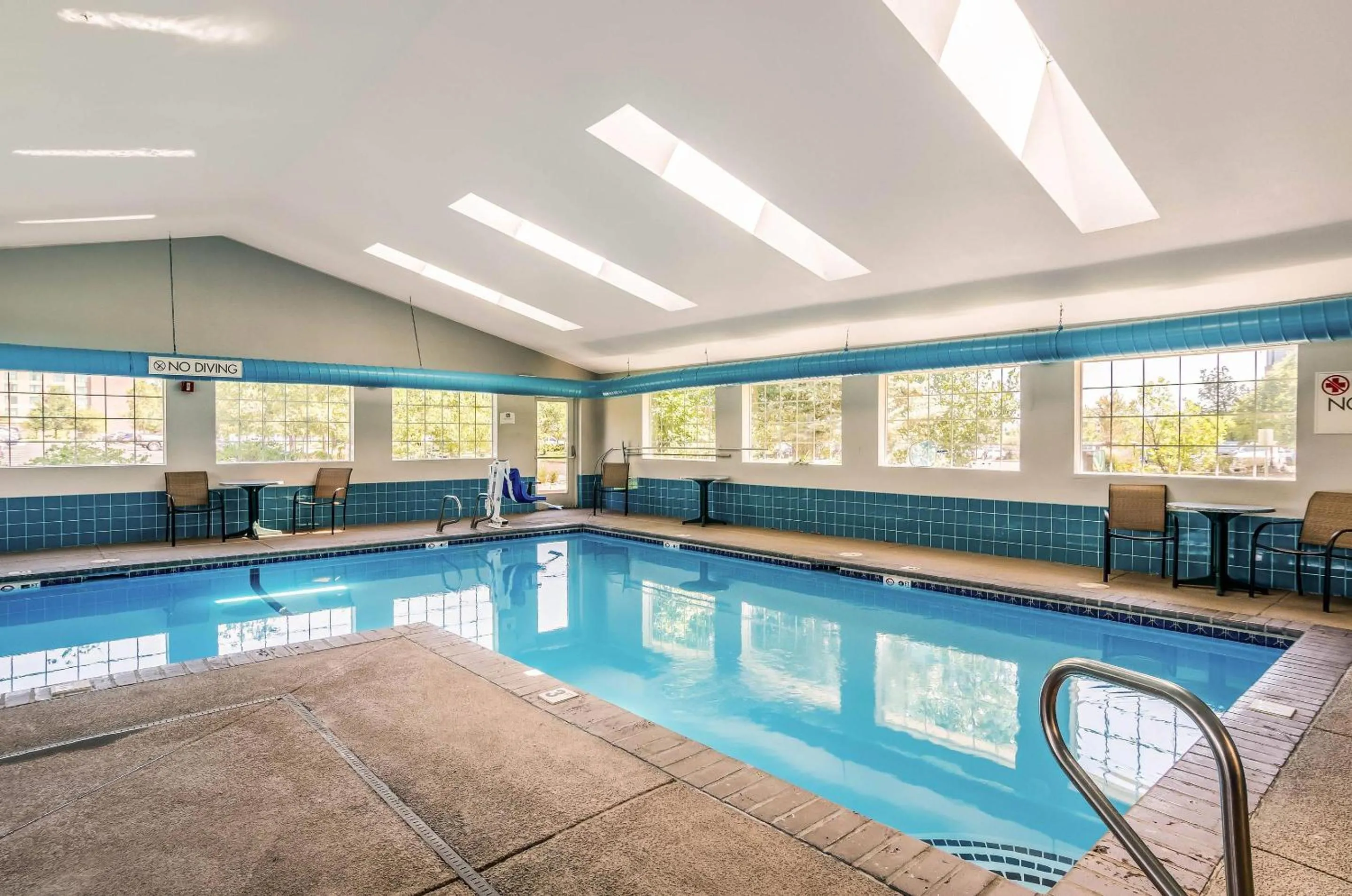 Swimming pool in Quality Inn & Suites Westminster - Broomfield