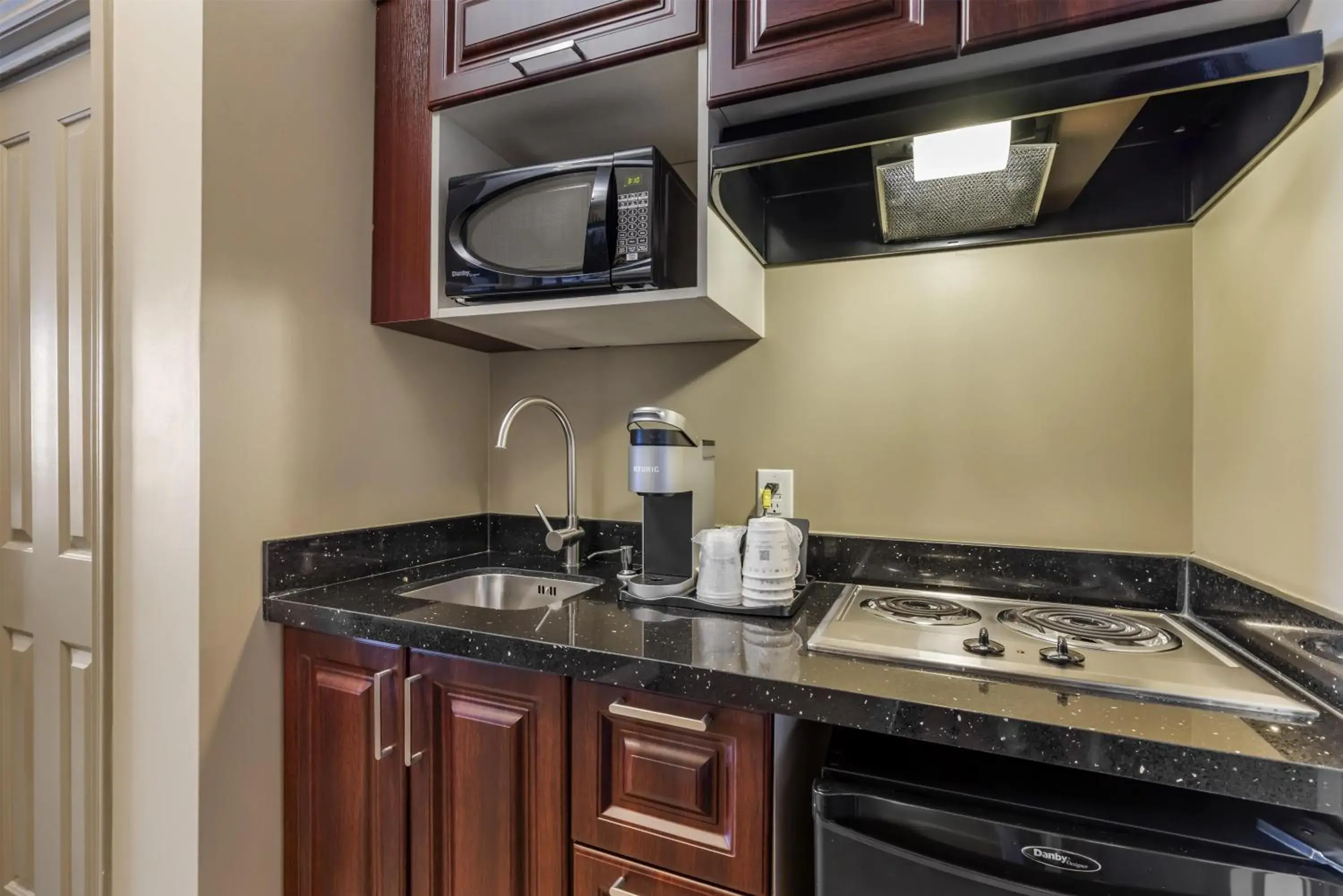 King Room with Kitchenette in Best Western Plus Moose Jaw King Room with Kitchenette in Best Western Plus Moose Jaw