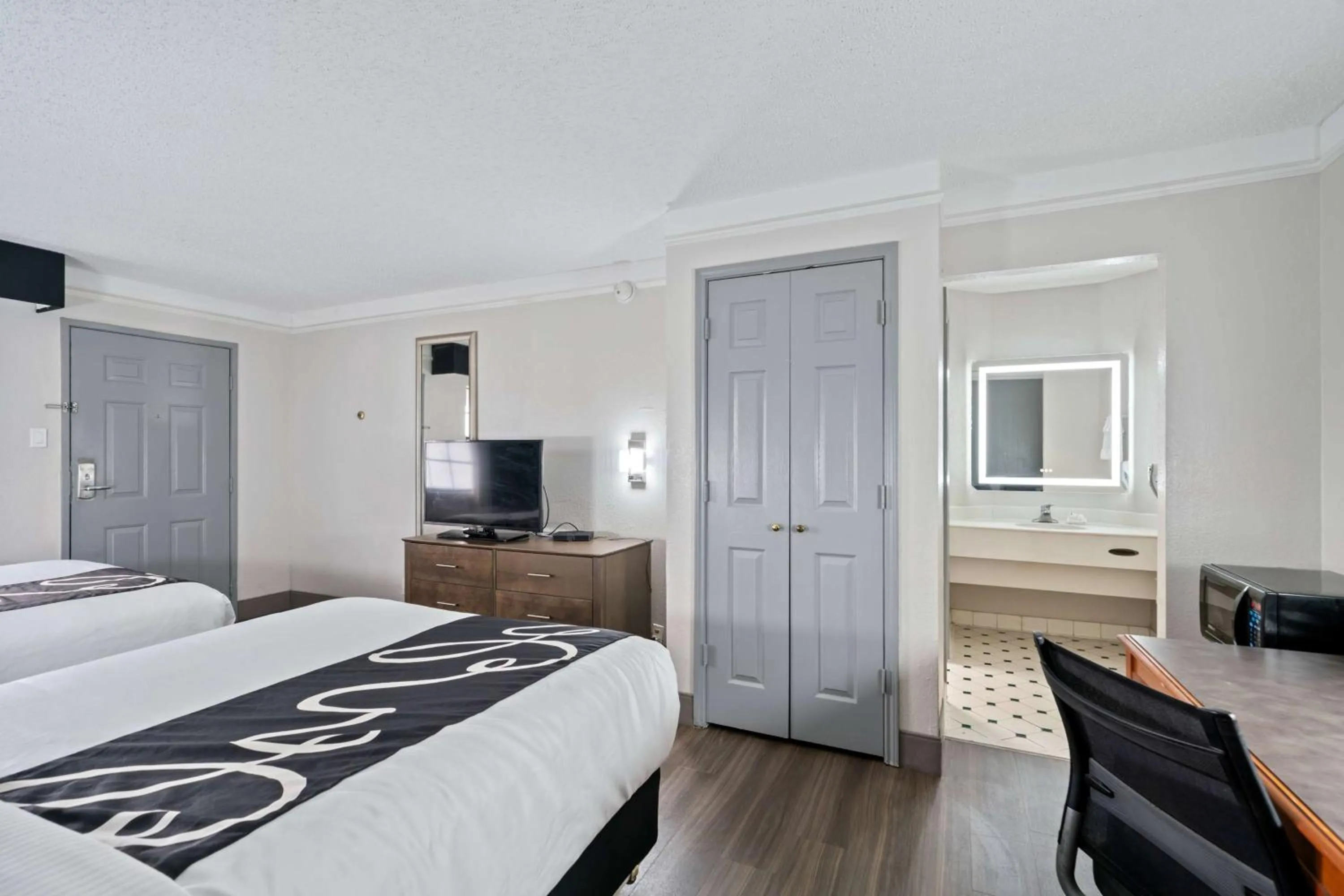 Photo of the whole room, Bed in La Quinta Inn by Wyndham Corpus Christi North