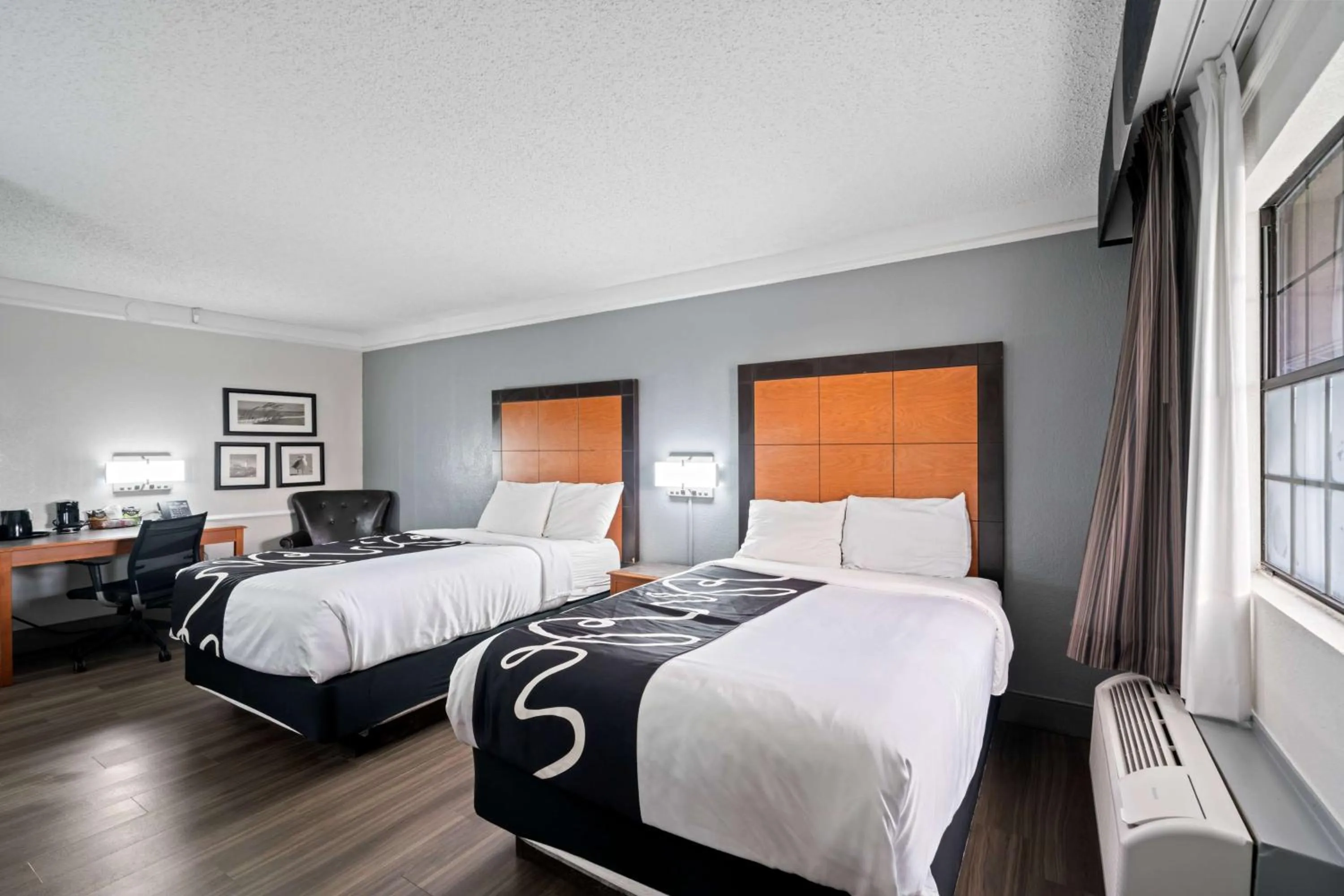 Photo of the whole room, Bed in La Quinta Inn by Wyndham Corpus Christi North