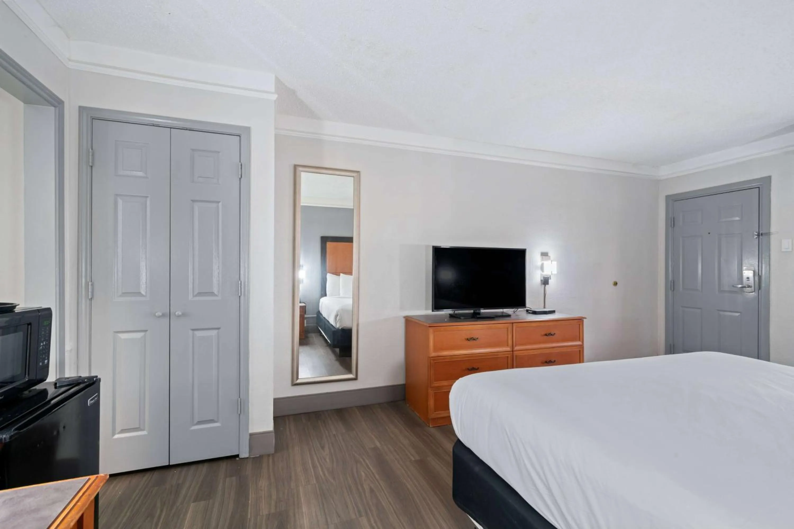 Photo of the whole room, Bed in La Quinta Inn by Wyndham Corpus Christi North