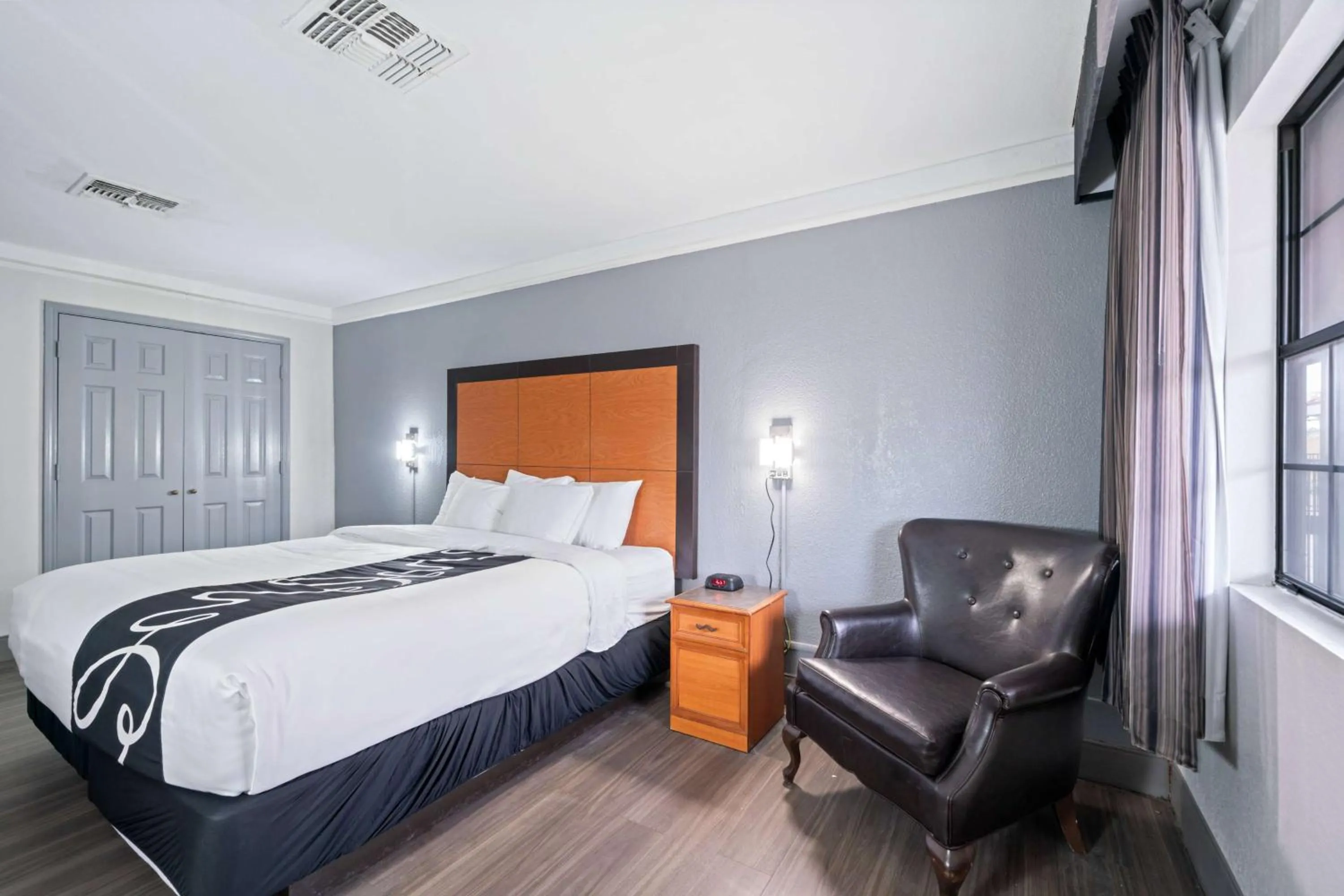 Photo of the whole room, Bed in La Quinta Inn by Wyndham Corpus Christi North