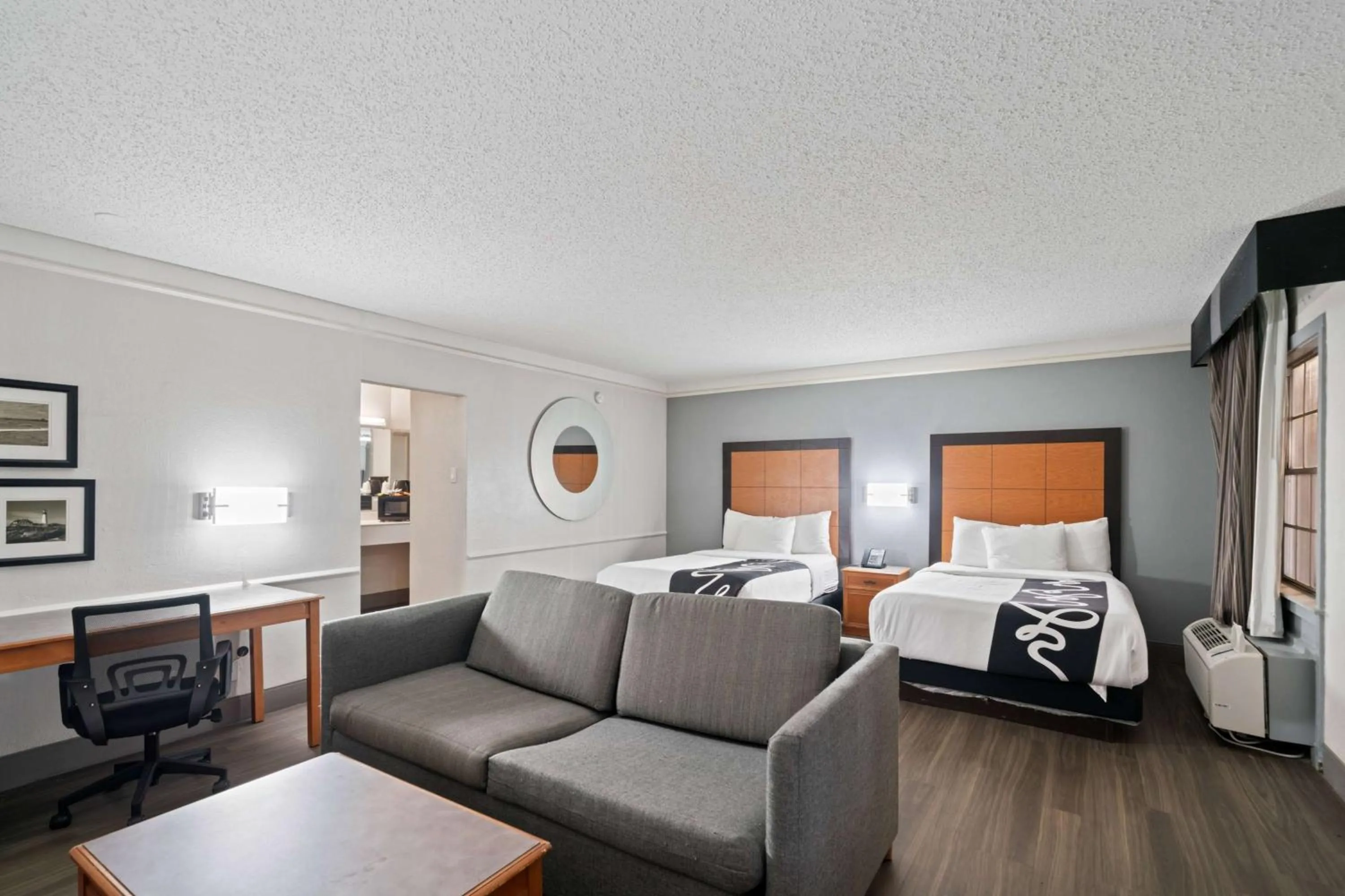 Photo of the whole room, Bed in La Quinta Inn by Wyndham Corpus Christi North