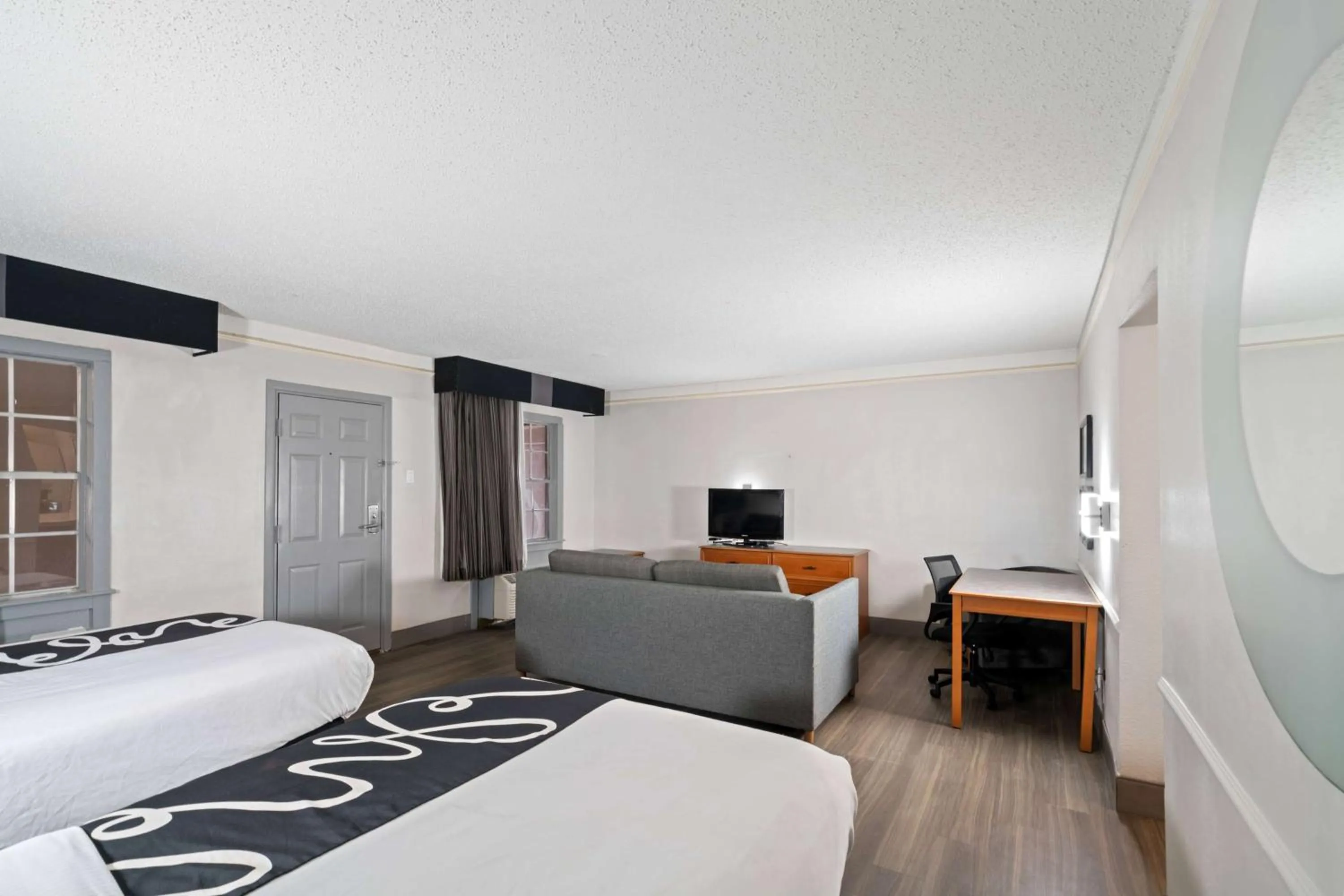 Photo of the whole room, Bed in La Quinta Inn by Wyndham Corpus Christi North