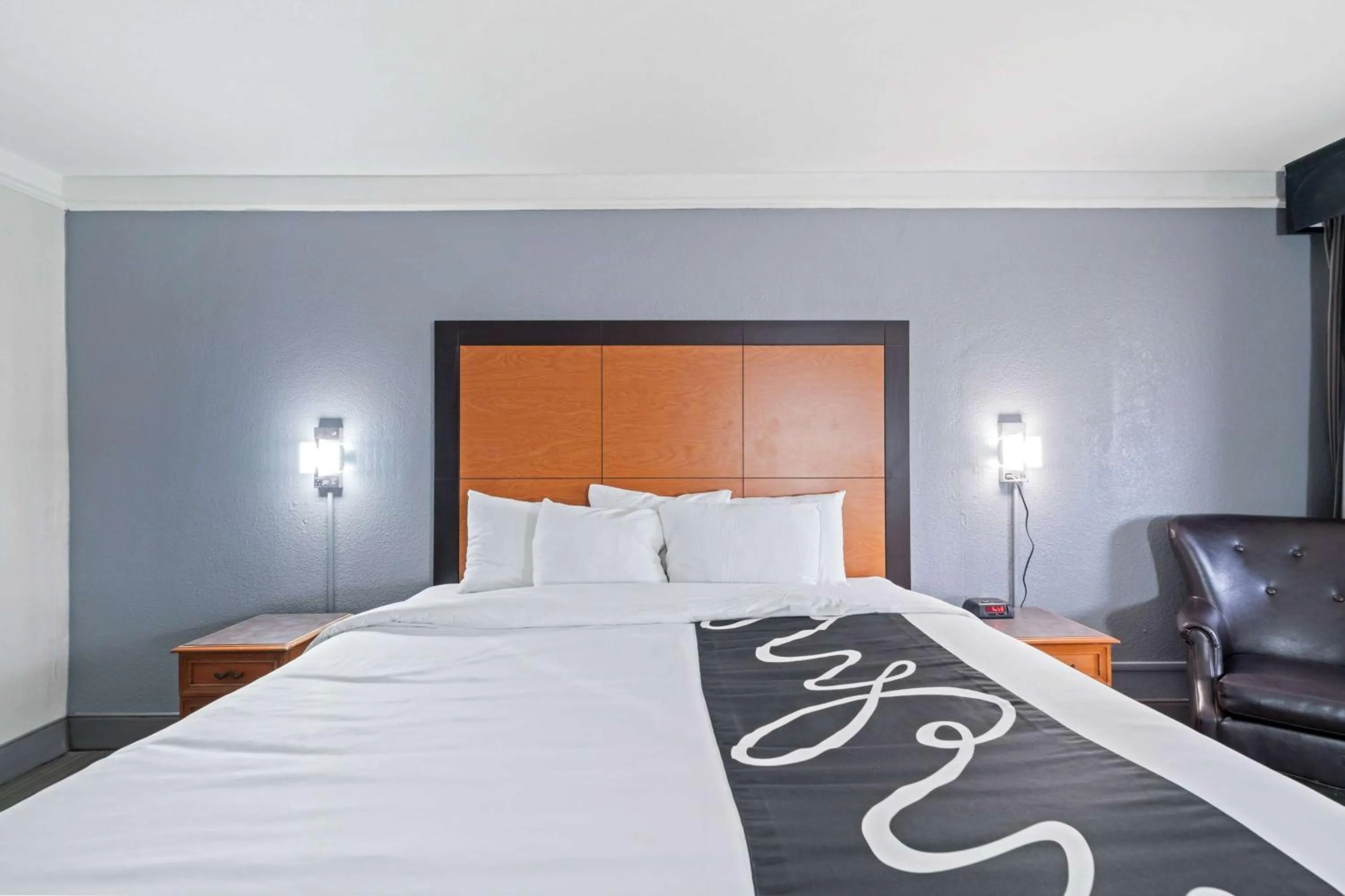 Photo of the whole room, Bed in La Quinta Inn by Wyndham Corpus Christi North