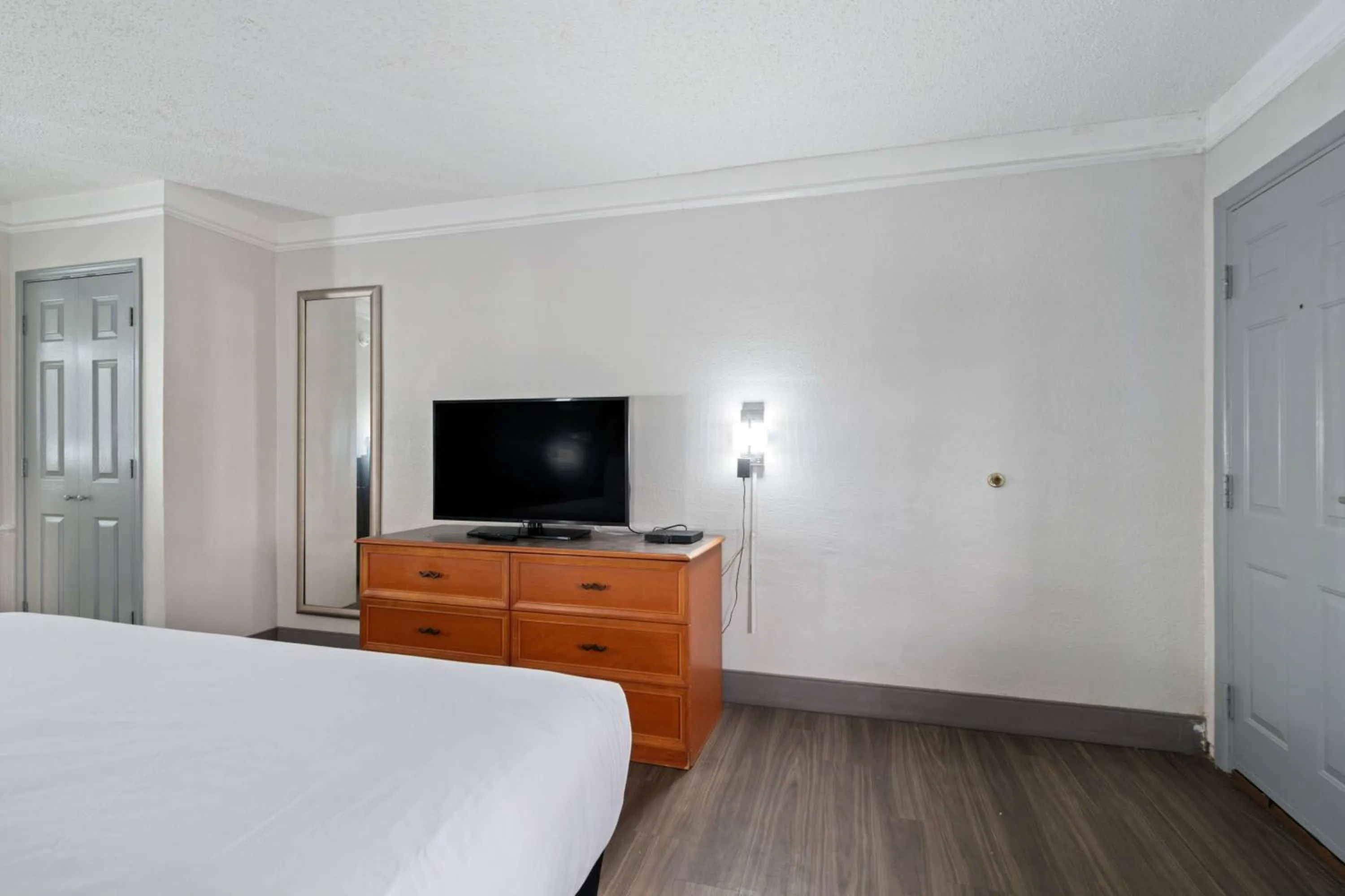 Photo of the whole room, Bed in La Quinta Inn by Wyndham Corpus Christi North
