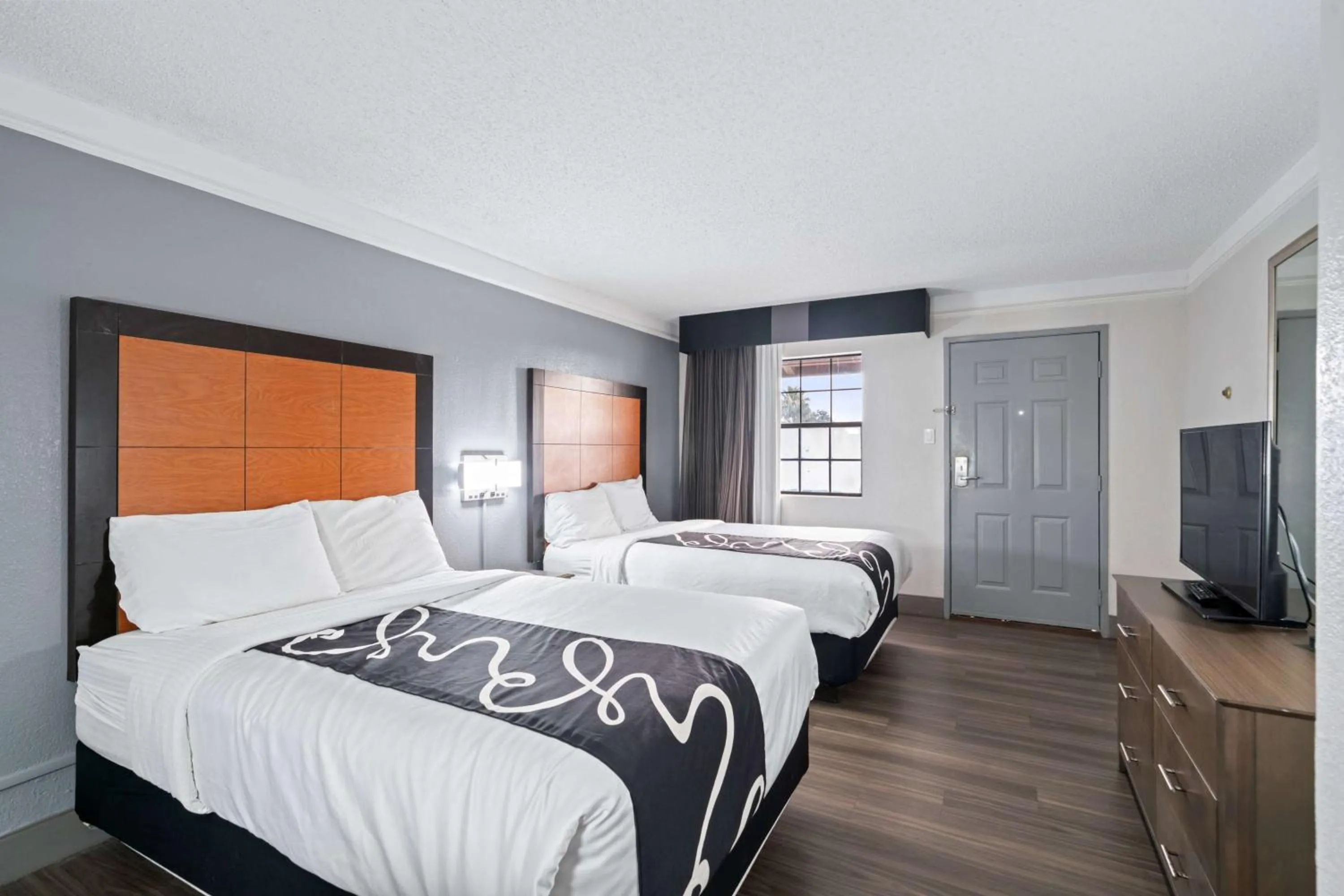 Photo of the whole room, Bed in La Quinta Inn by Wyndham Corpus Christi North