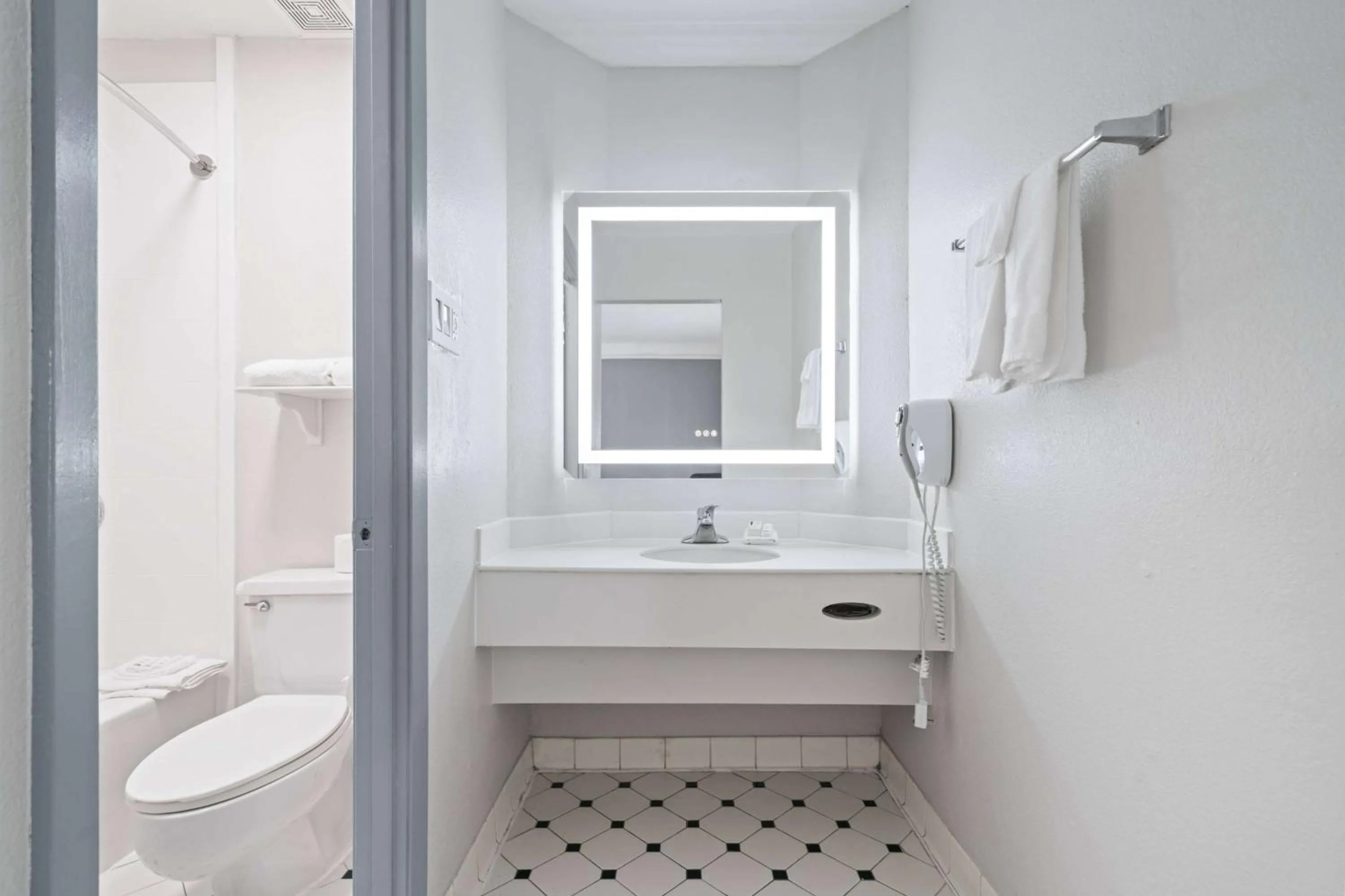 Bathroom in La Quinta Inn by Wyndham Corpus Christi North