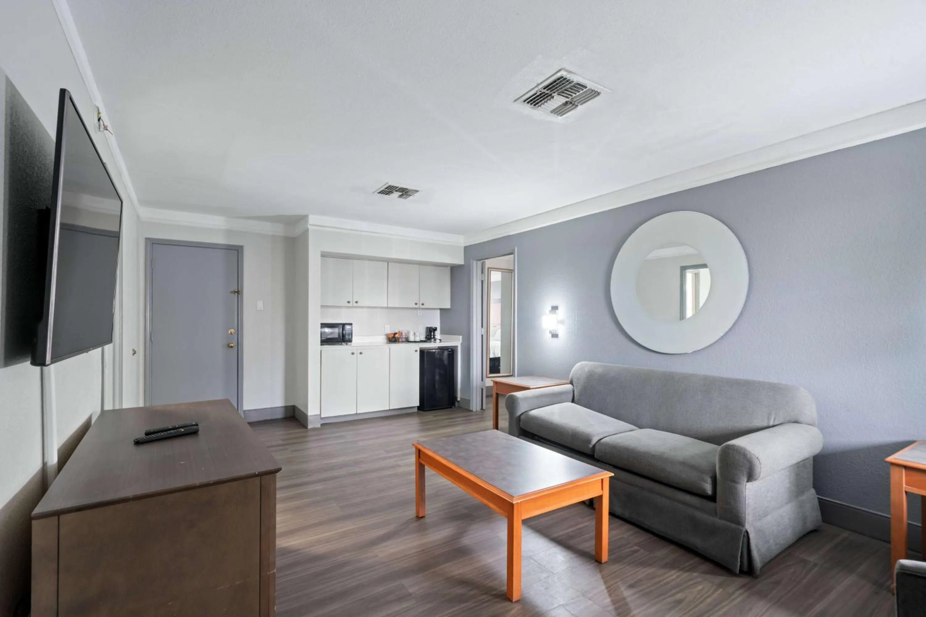 Photo of the whole room, Bed in La Quinta Inn by Wyndham Corpus Christi North